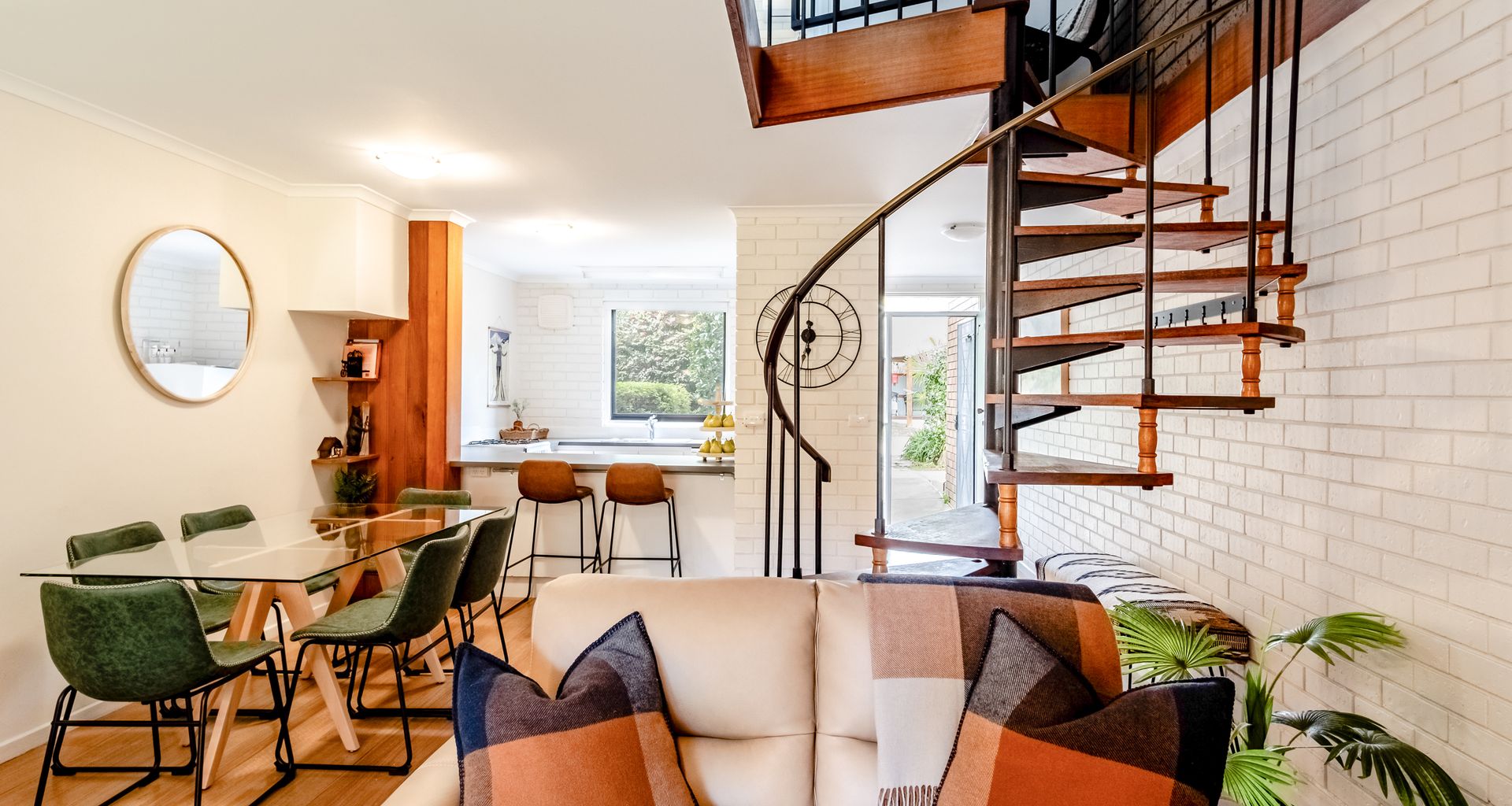 CEDAR HOLIDAY UNITS – APARTMENT 4