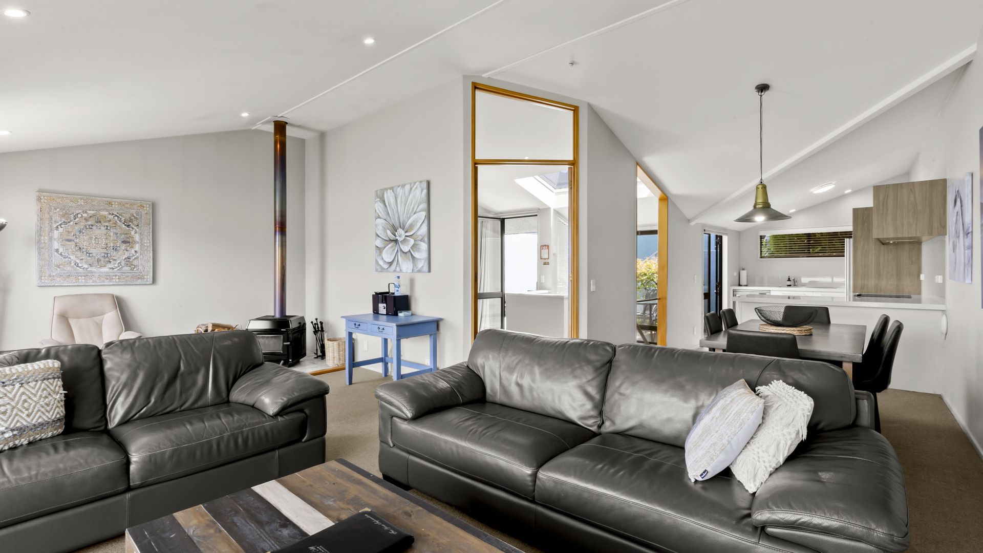 1 Bedroom Lakeview Apartment