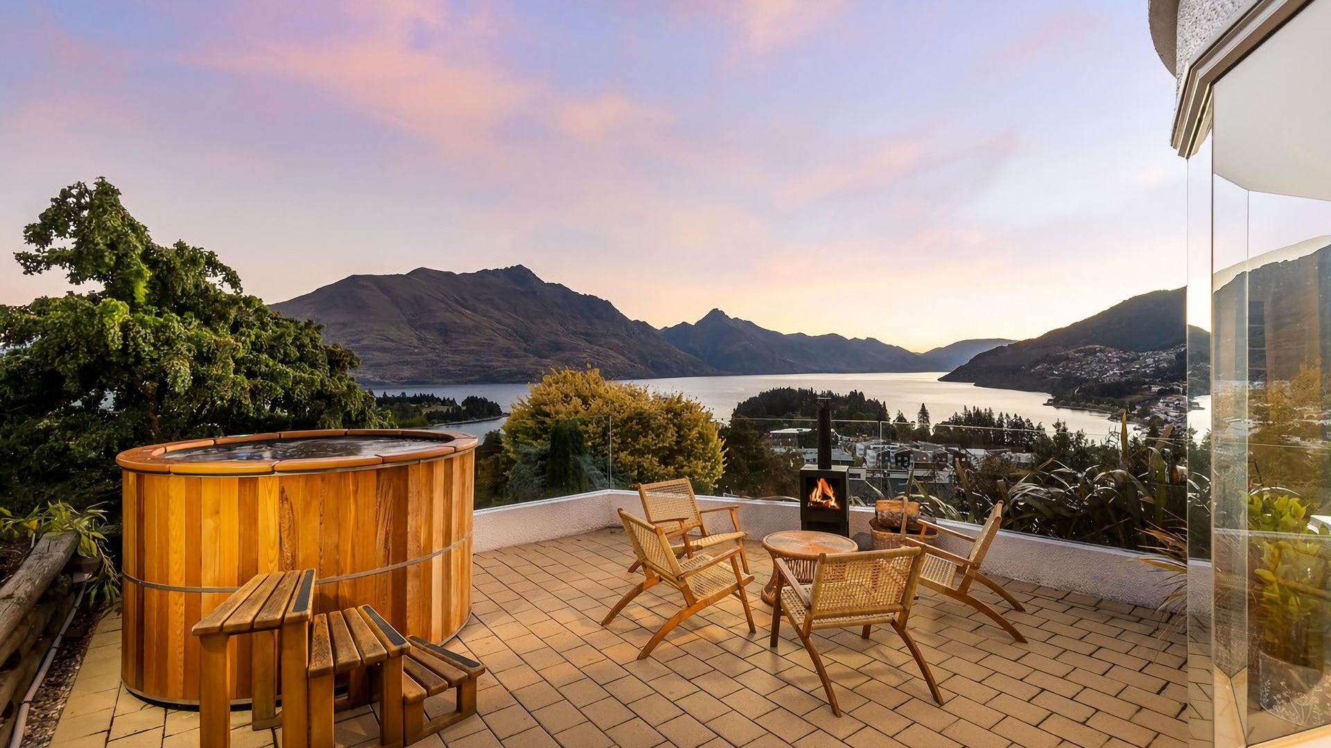 Edinburgh 3BR 2BA with Hot Tub Views Fireplace