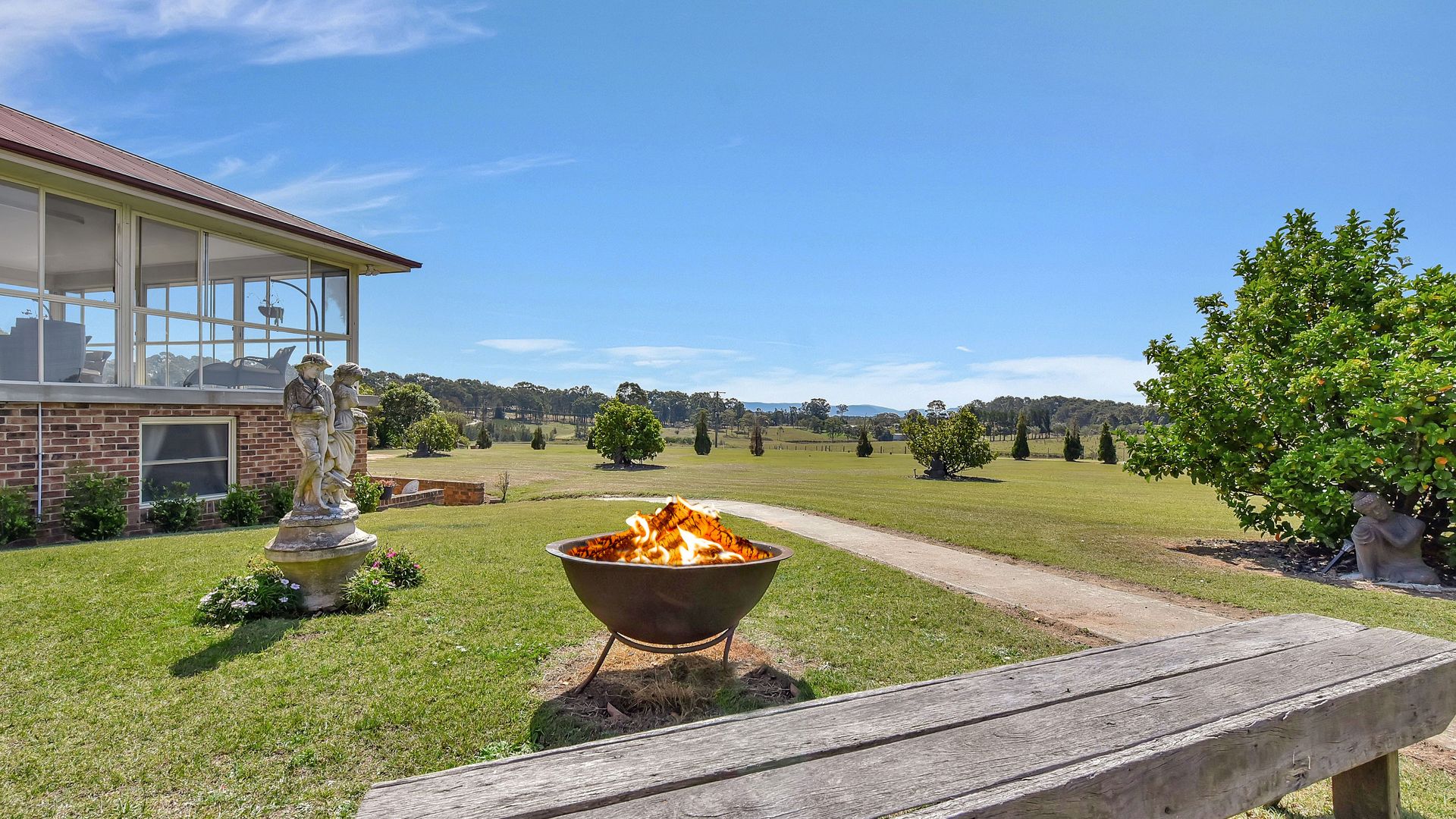 Noble Willow Estate Lovedale. Super Spacious, with views and pool
