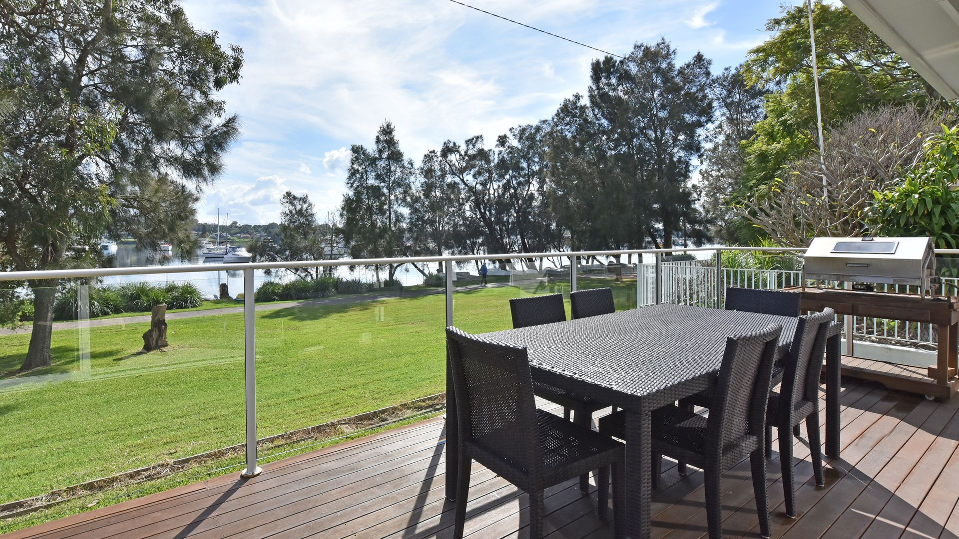 Lake and Water views, Bbq and outdoor dining 6 Seats