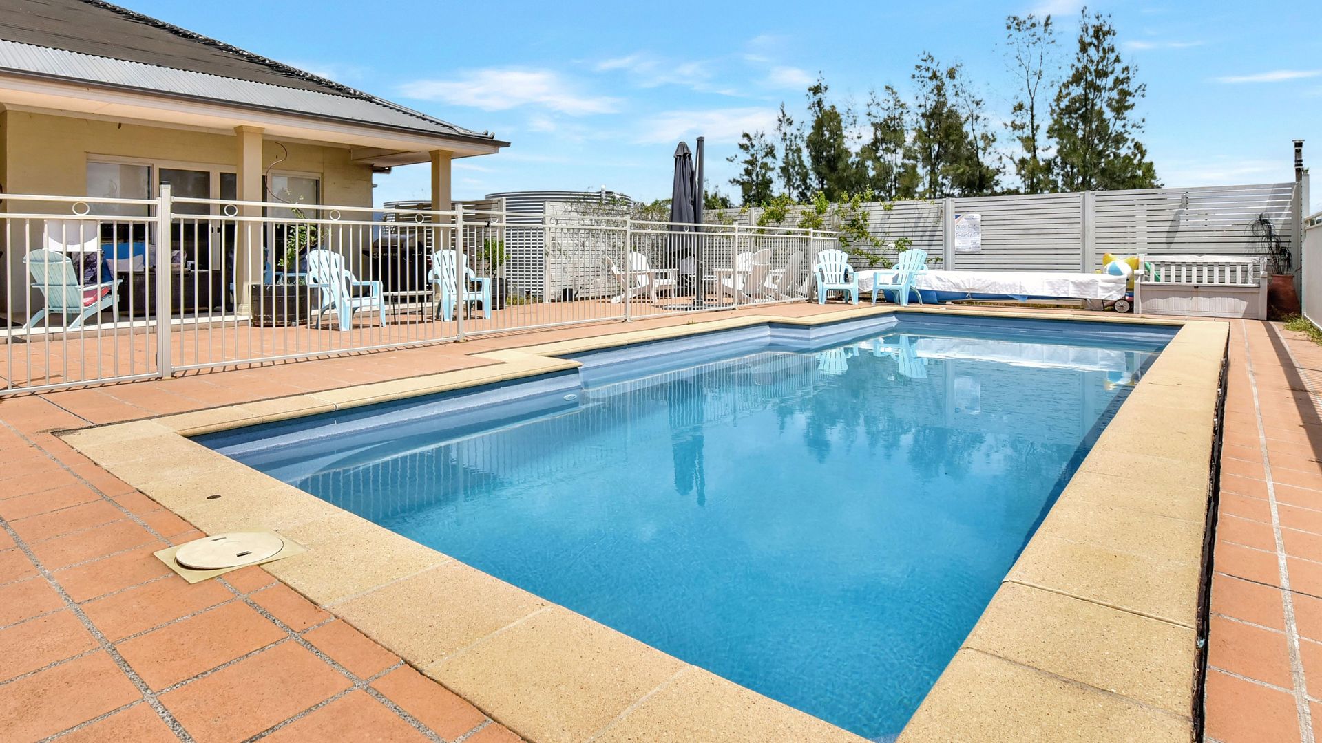 Silver Springs Estate 4br house + 6br house with Wifi, Pool. Fireplace, Views, Olives and Space