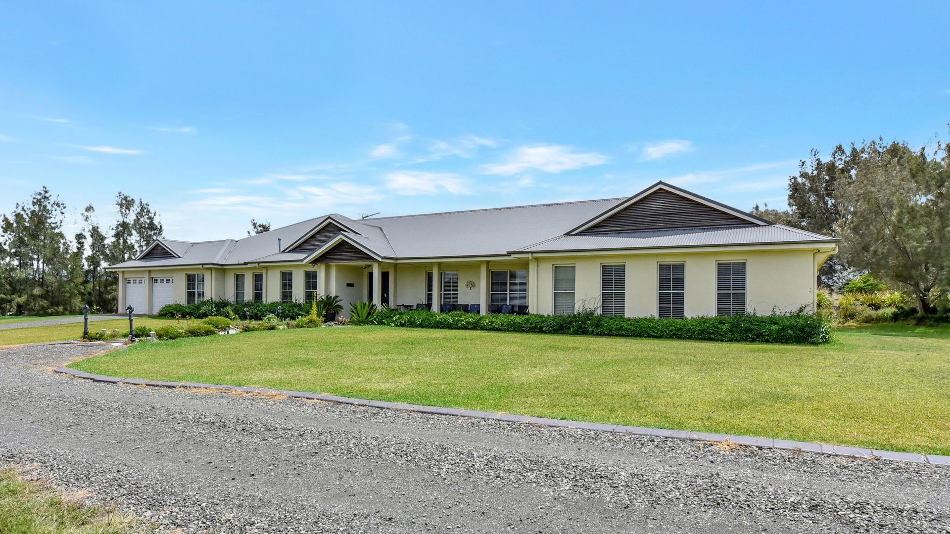 Silver Springs Estate 4br house + 6br house with Wifi, Pool. Fireplace, Views, Olives and Space