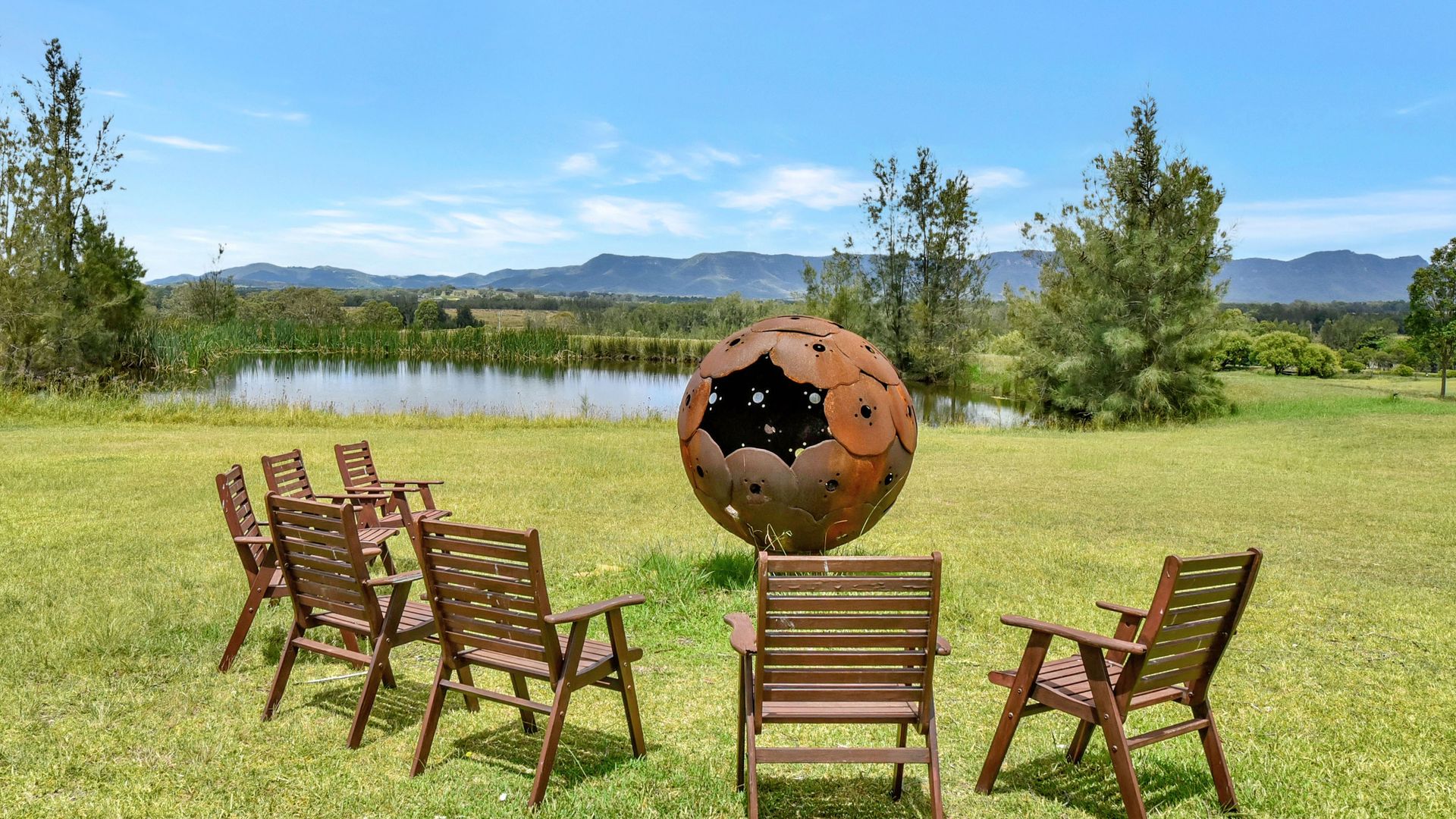 Silver Springs Estate 4br house + 6br house with Wifi, Pool. Fireplace, Views, Olives and Space
