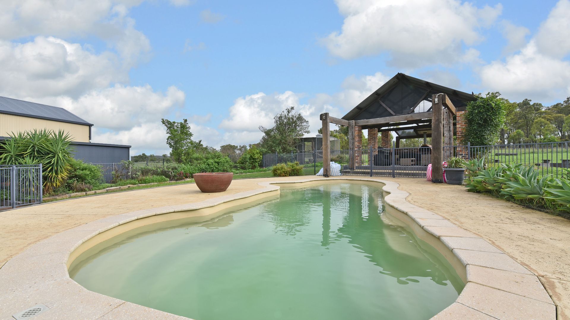 Kelman Cottage – tucked away with pool + views + native wildlife