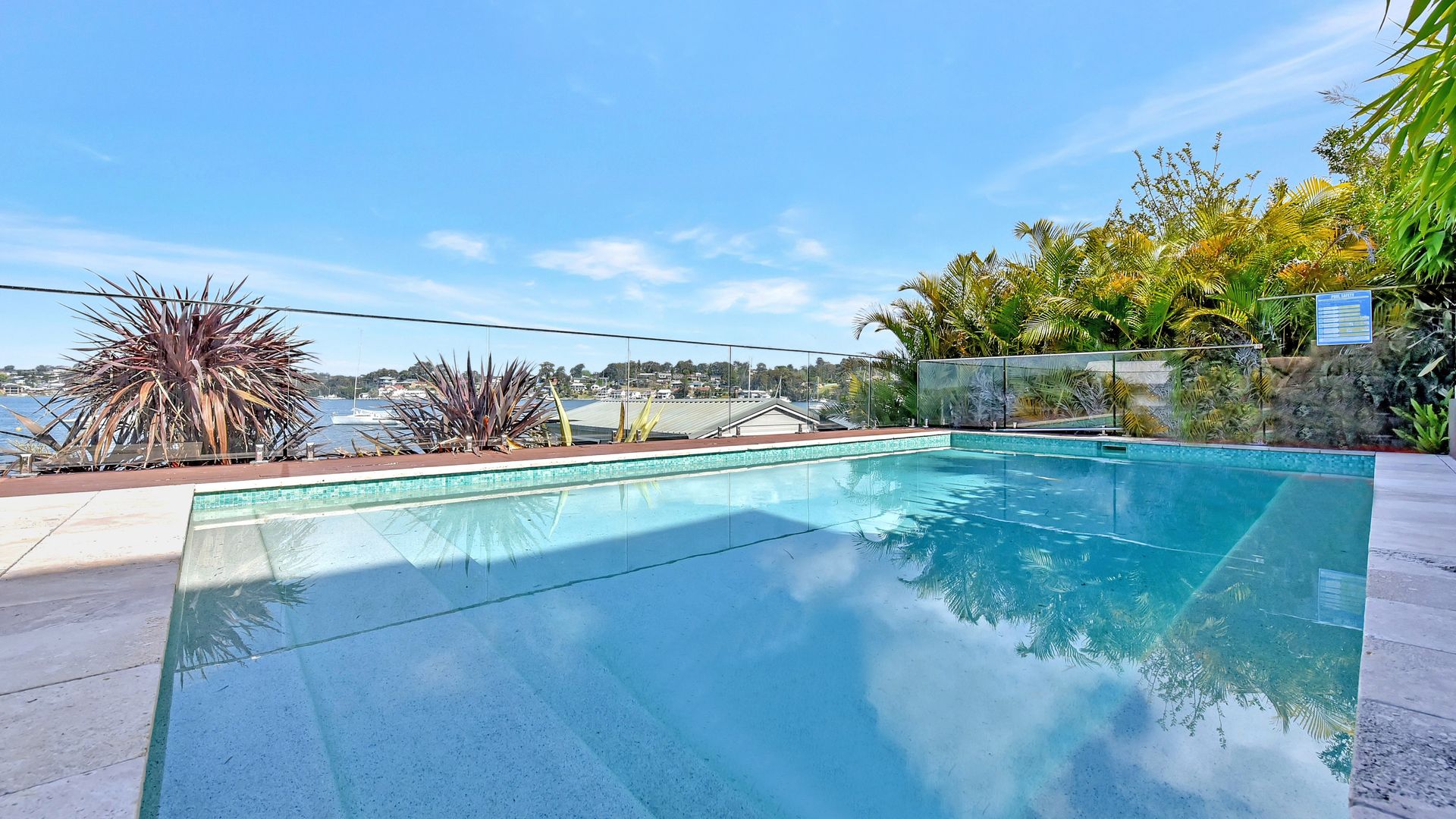 Lakehouse at Fishing Point – Absolute Waterfront & Pool