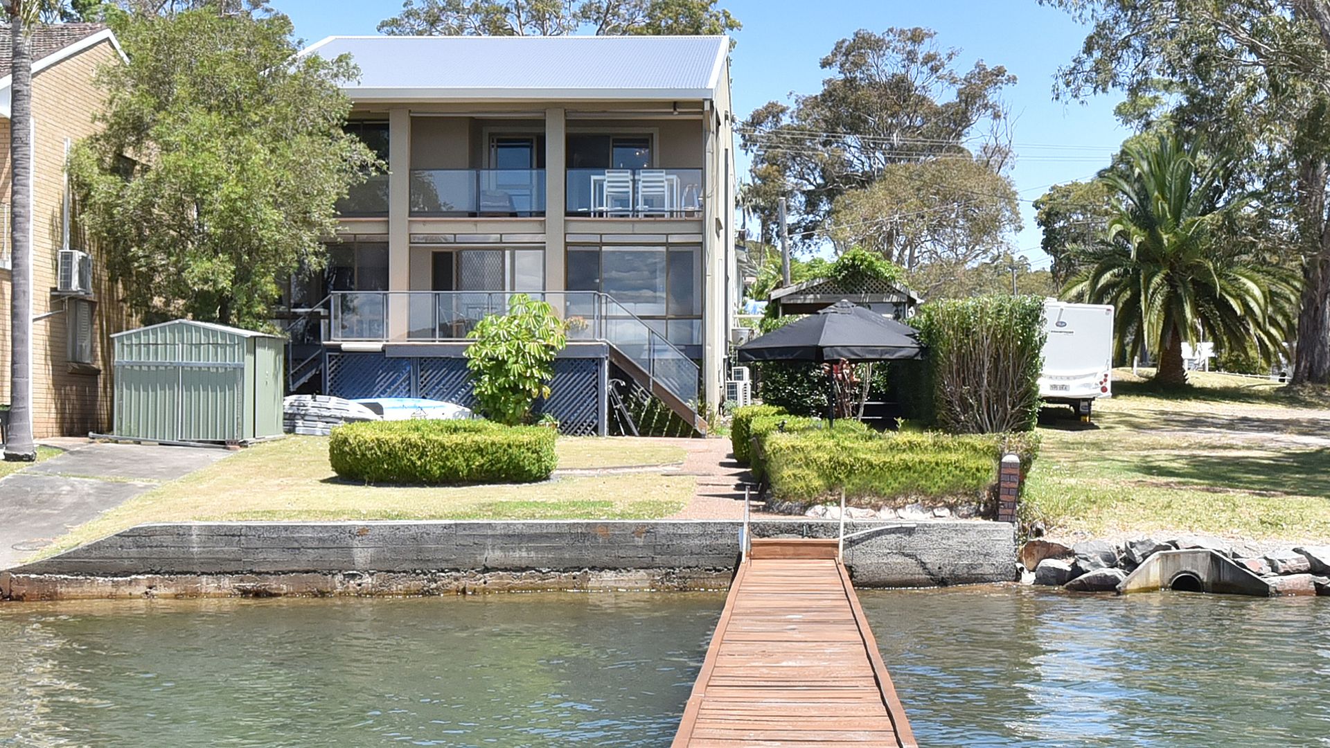 Baywatch Waterfront Lake Retreat with Private Jetty at Silverwater Lake Macqaurie