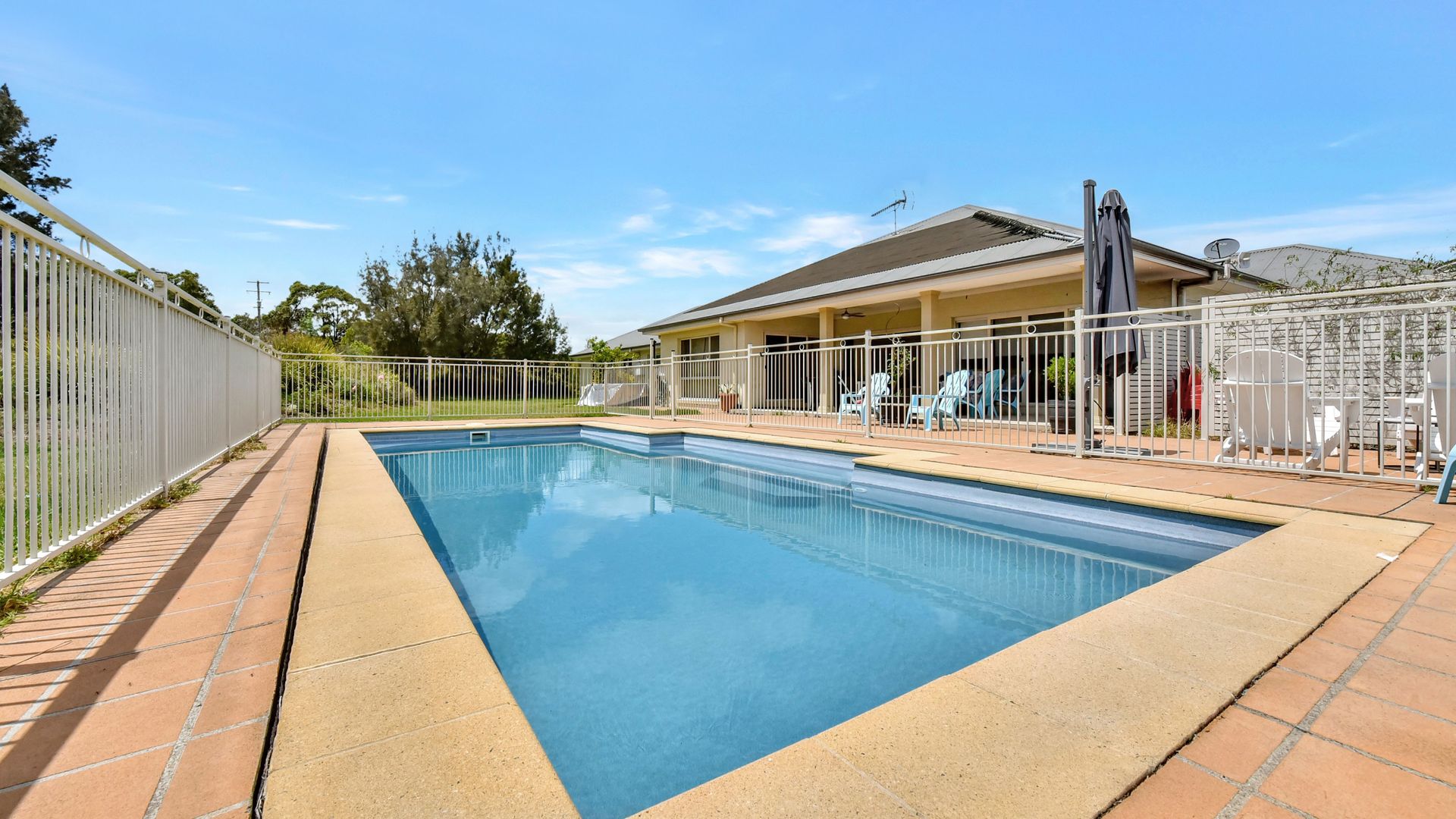 Silver Springs 6br Luxury Homestead with Wifi, Pool. Fireplace, Views, Olives and Space