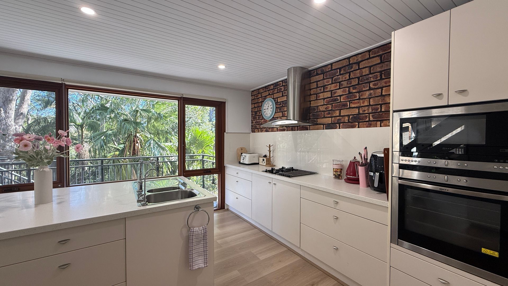 Treehouse Waterview at Caves Beach!