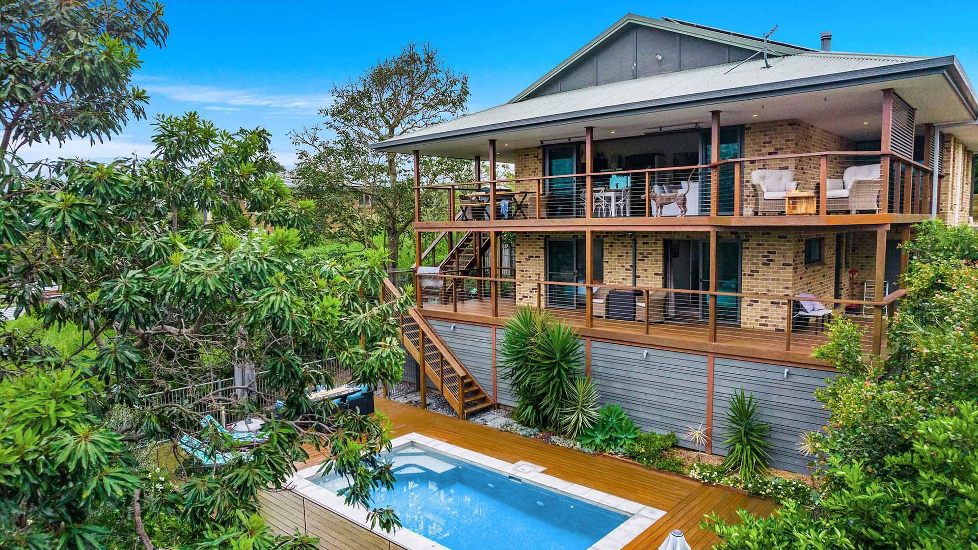 Mulivista – spacious home with ocean views & pool