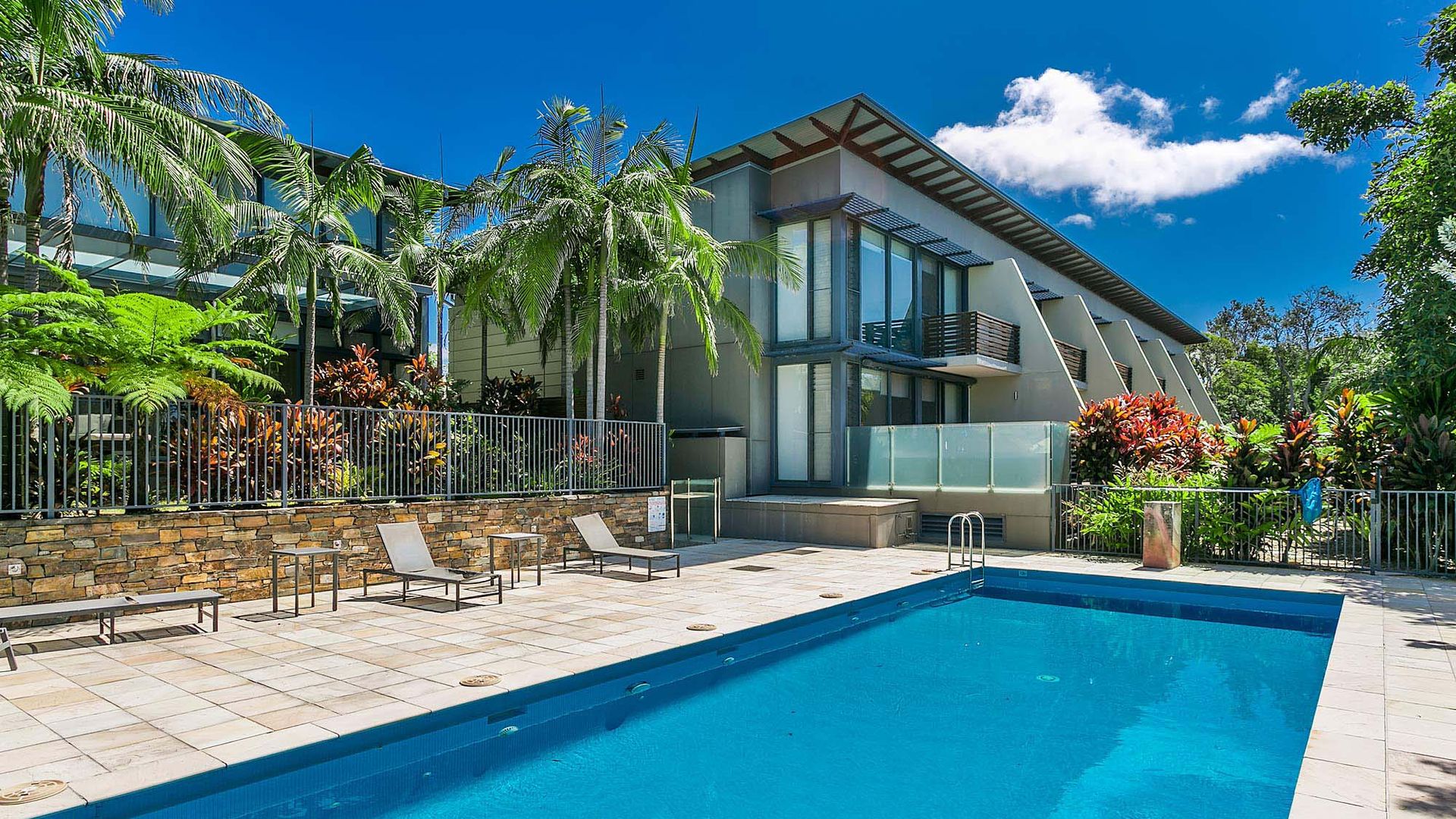 Ocean View at Kiah – near Belongil Beach with pool