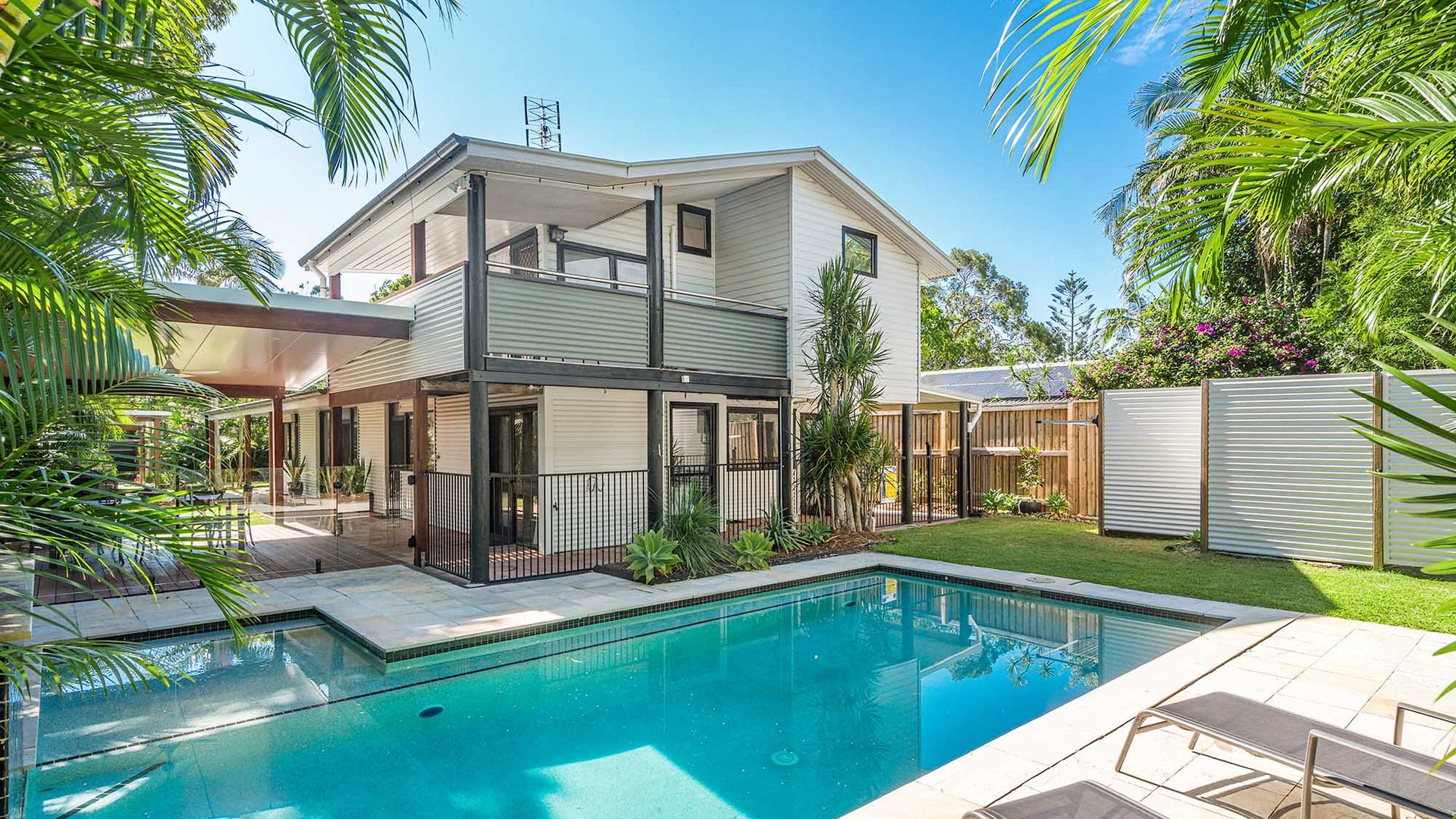 Bangalleys – beachside retreat with large pool