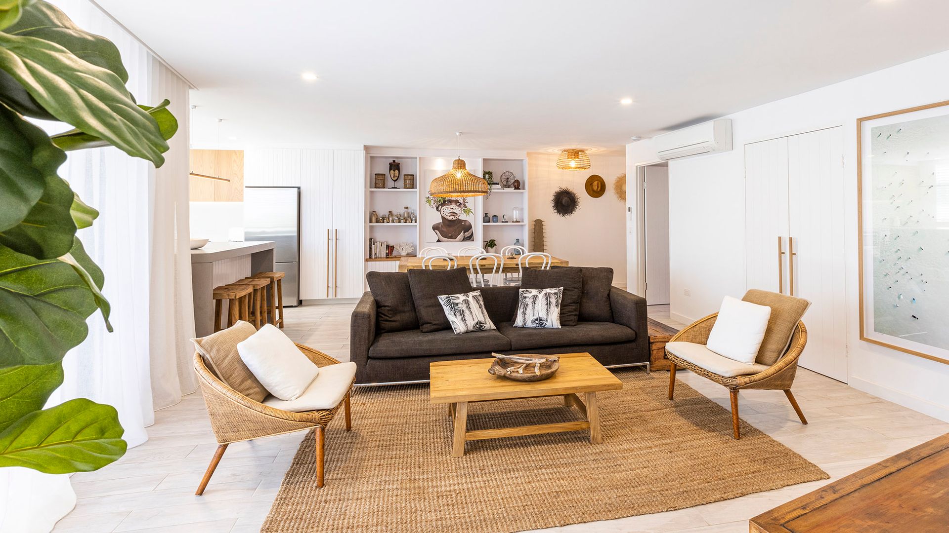 Bay Royal Apartment 2 – Opposite Main Beach & Heated Pool!