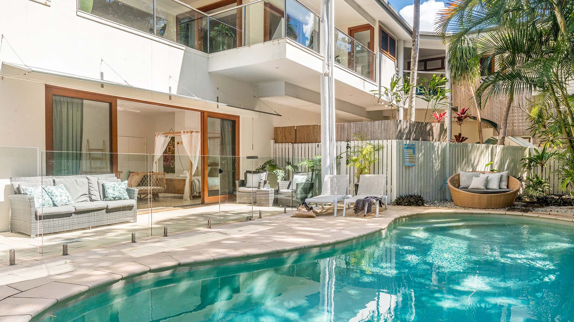 Beachcomber Blue – beachfront villa with pool