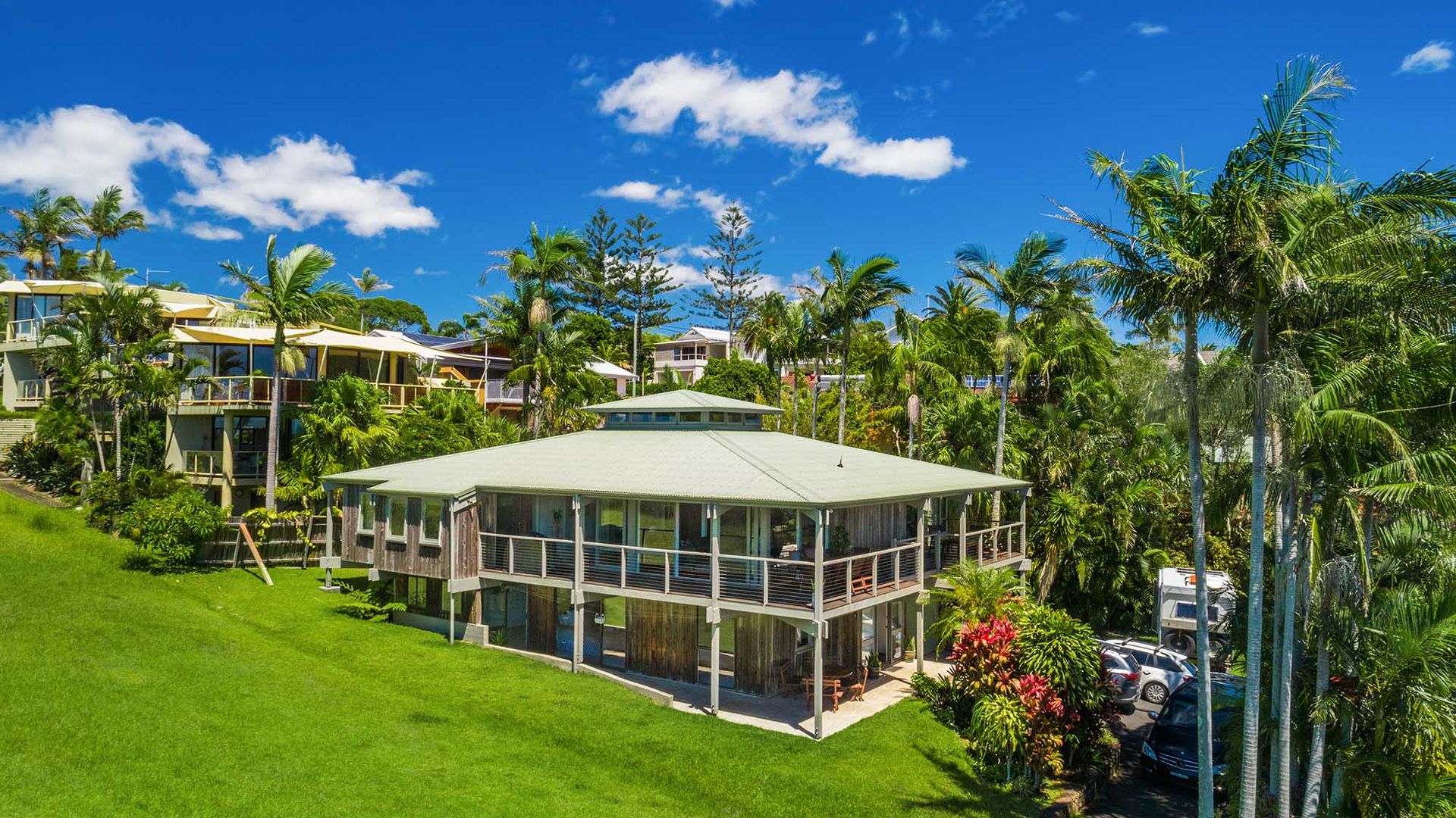 Cape Breeze – 5 BR home with headland views