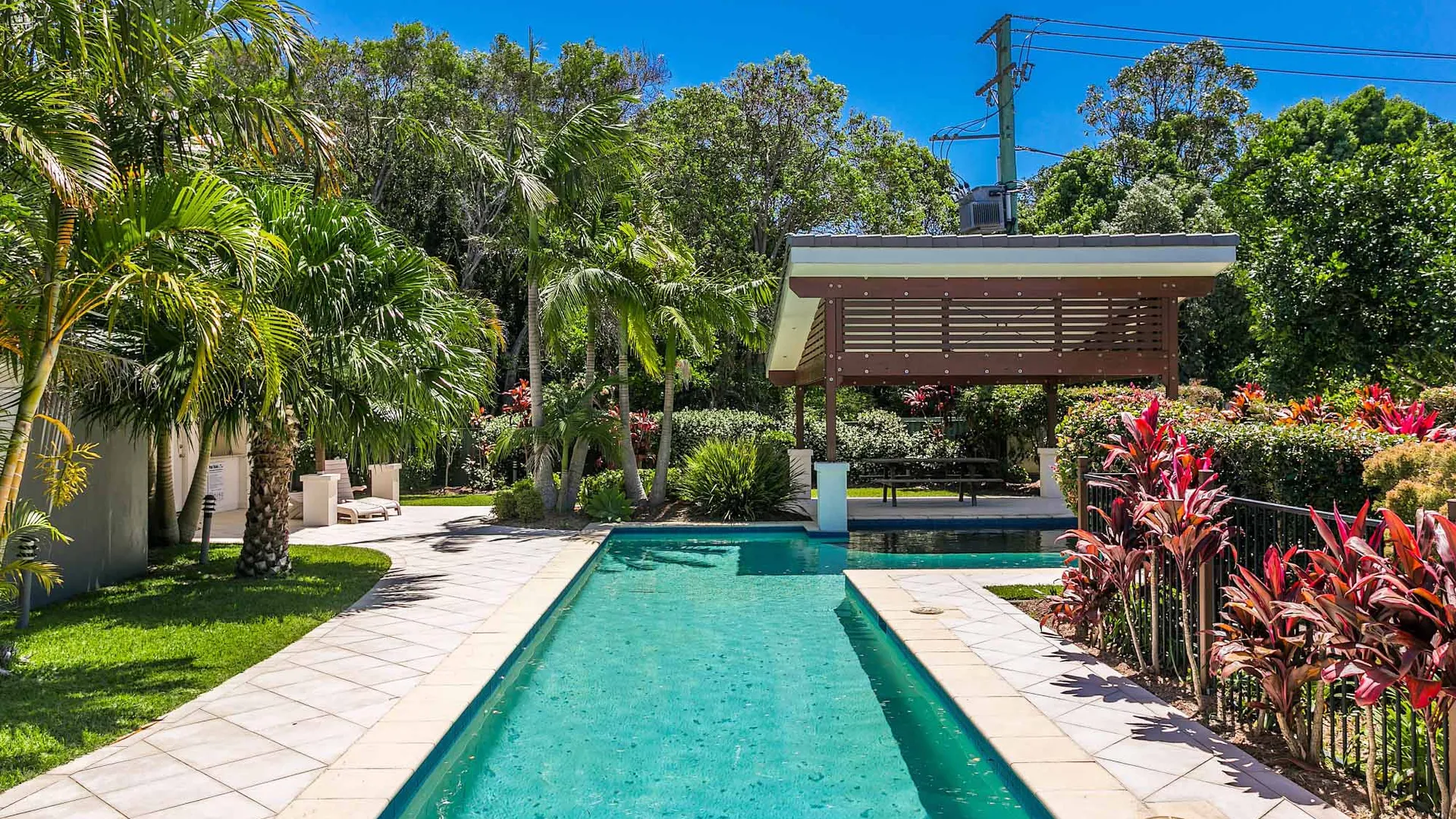 Drift – 3 BR home near town & beach with pool