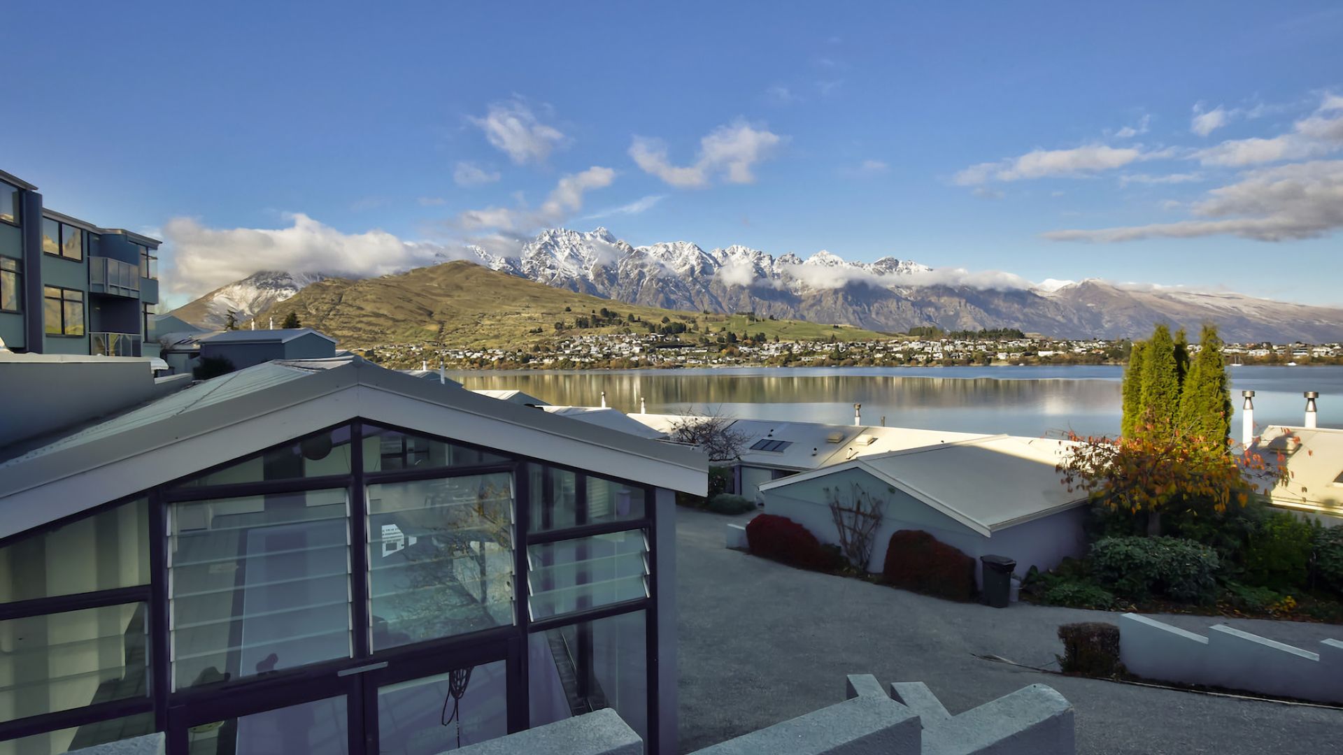 Central 2 bed Apt – views pool walk to town