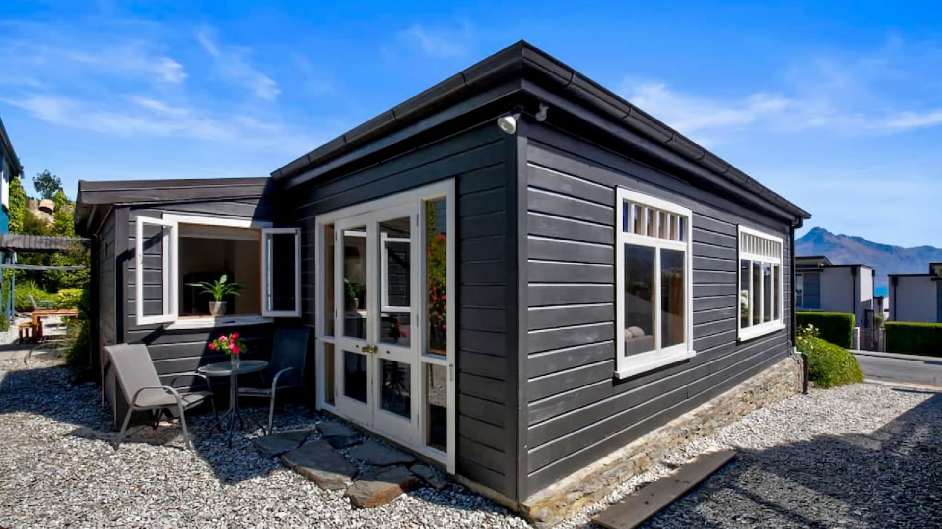 Historic Stonehouse Mini walk to town with shared spa