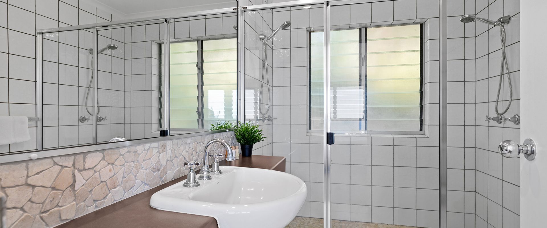 6 Andari – Sweeping Sunshine Beach Views Close to Everything