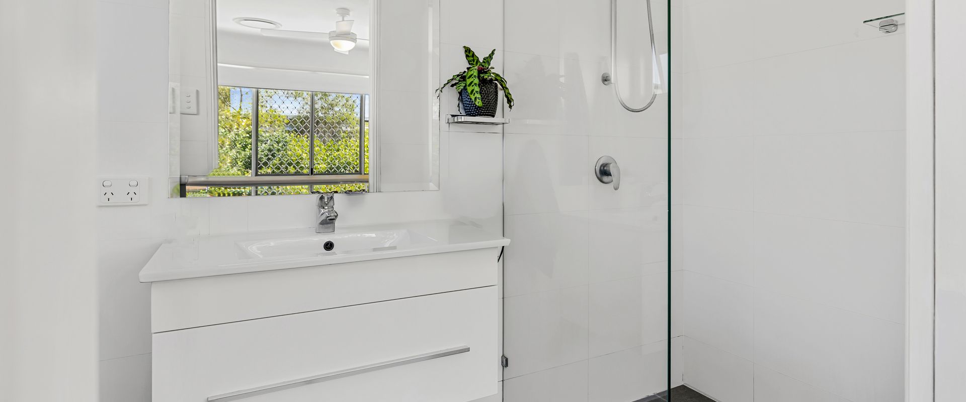 2 Ocean Whisper 16 Solway Drive – Dog Friendly Tropical Oasis