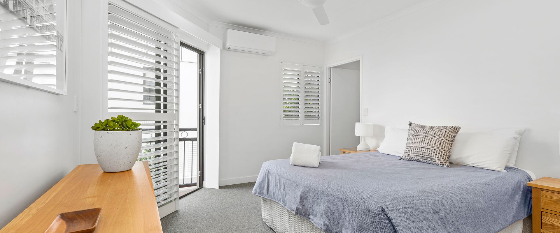 6 Seabreeze – Spacious Newly Renovated Apartment with Ocean Views