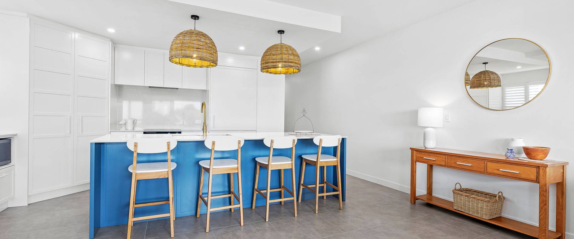 6 Seabreeze – Spacious Newly Renovated Apartment with Ocean Views
