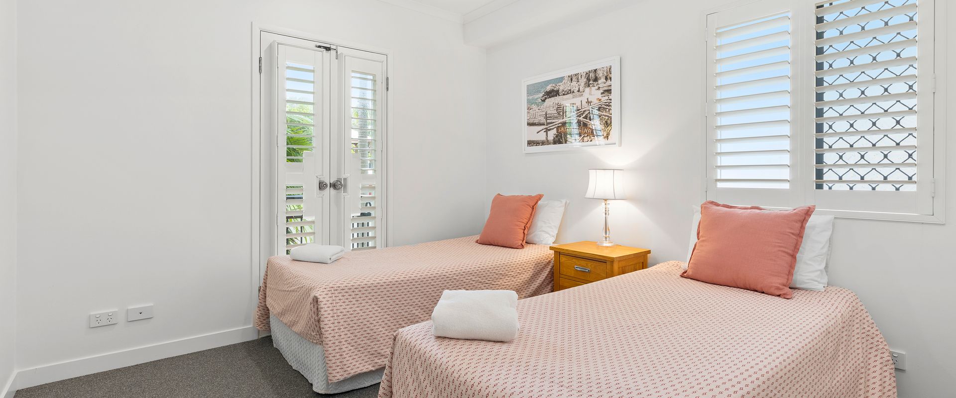 6 Seabreeze – Spacious Newly Renovated Apartment with Ocean Views