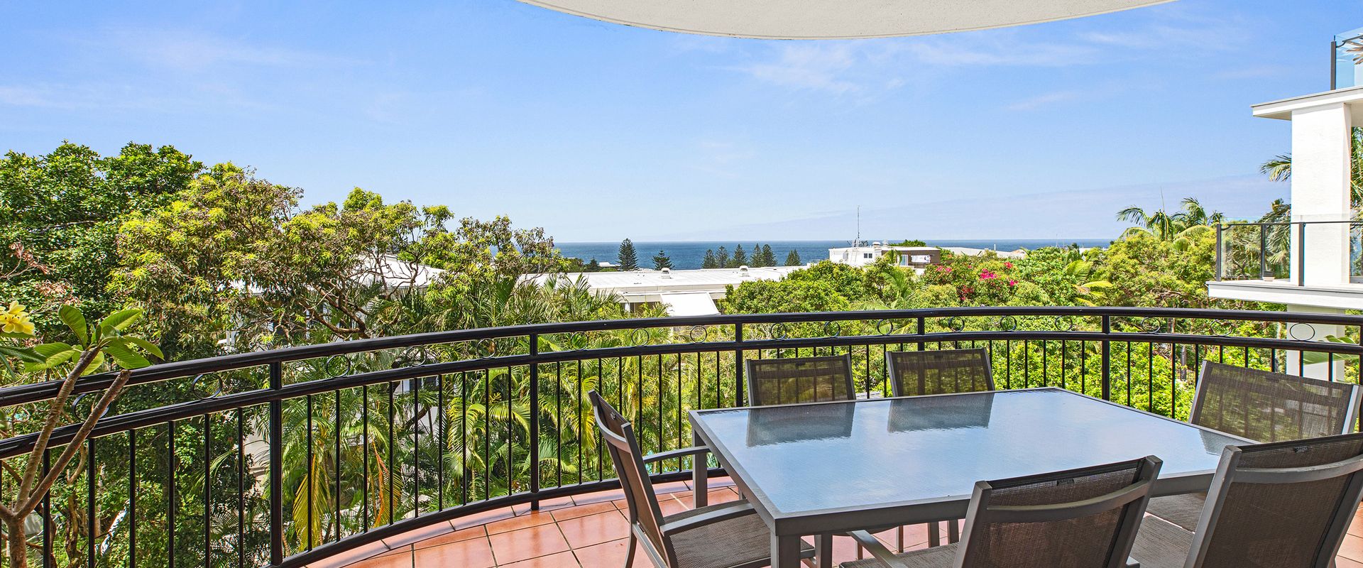 6 Seabreeze – Spacious Newly Renovated Apartment with Ocean Views