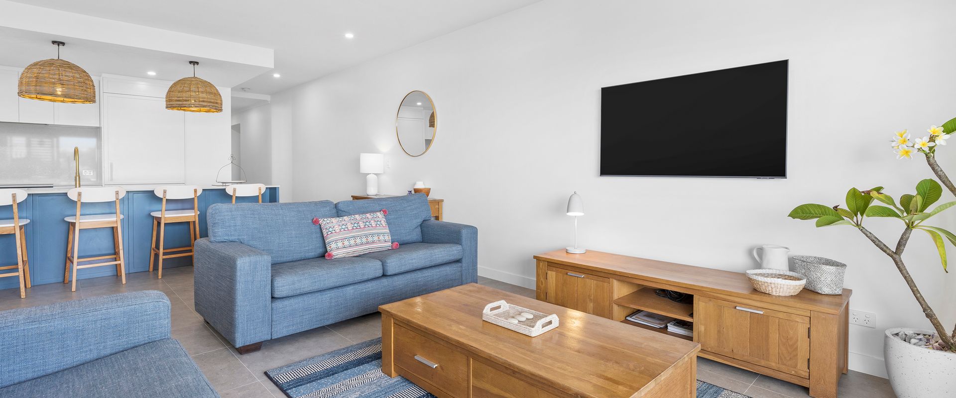 6 Seabreeze – Spacious Newly Renovated Apartment with Ocean Views