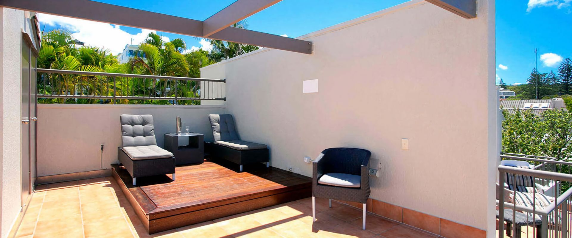 3 Ocean Terraces – Split Level Apartment At The Beach