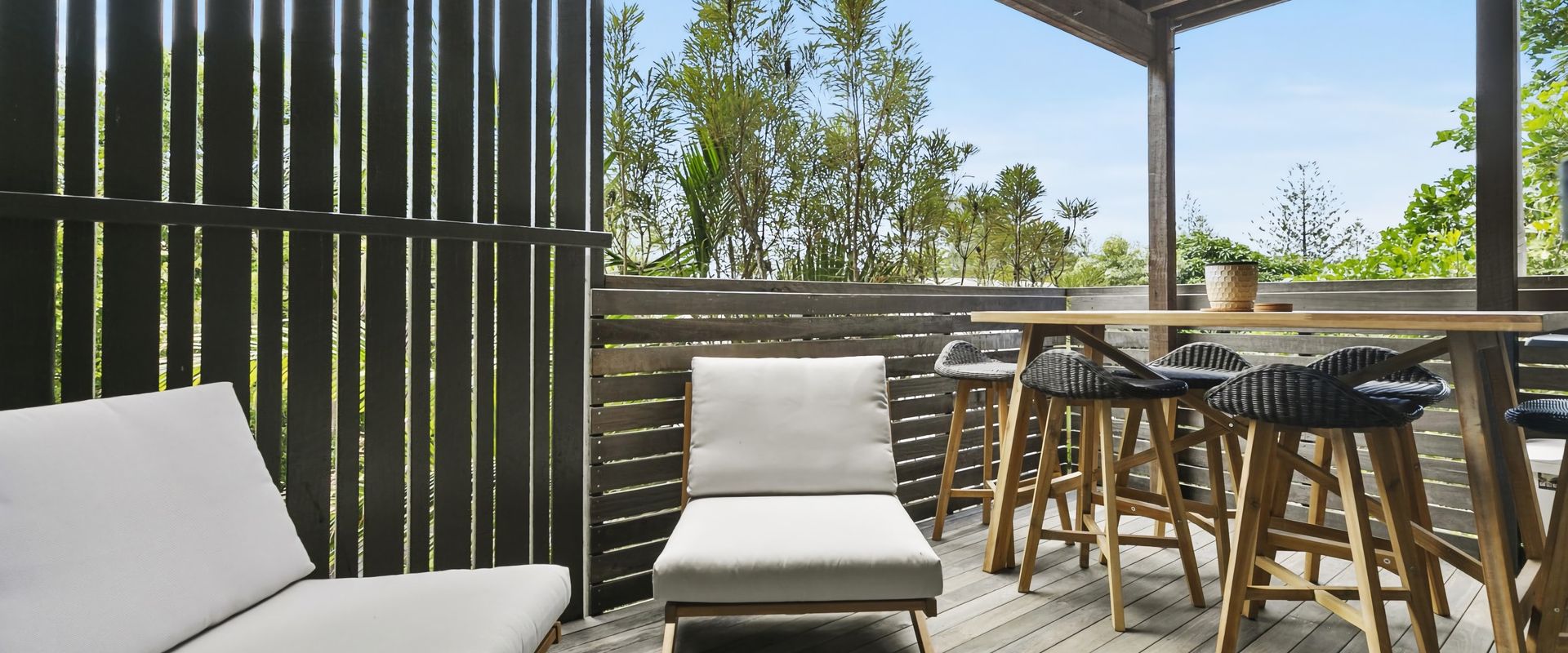 Duke St Convenience at your doorstep! Beach living