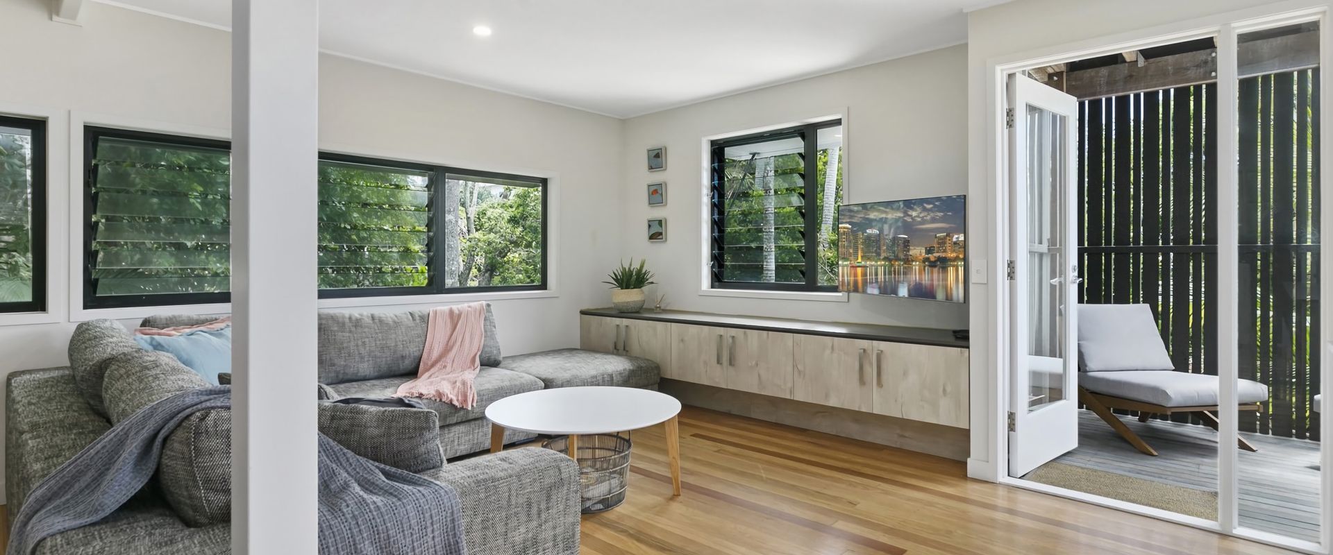 Duke St Convenience at your doorstep! Beach living