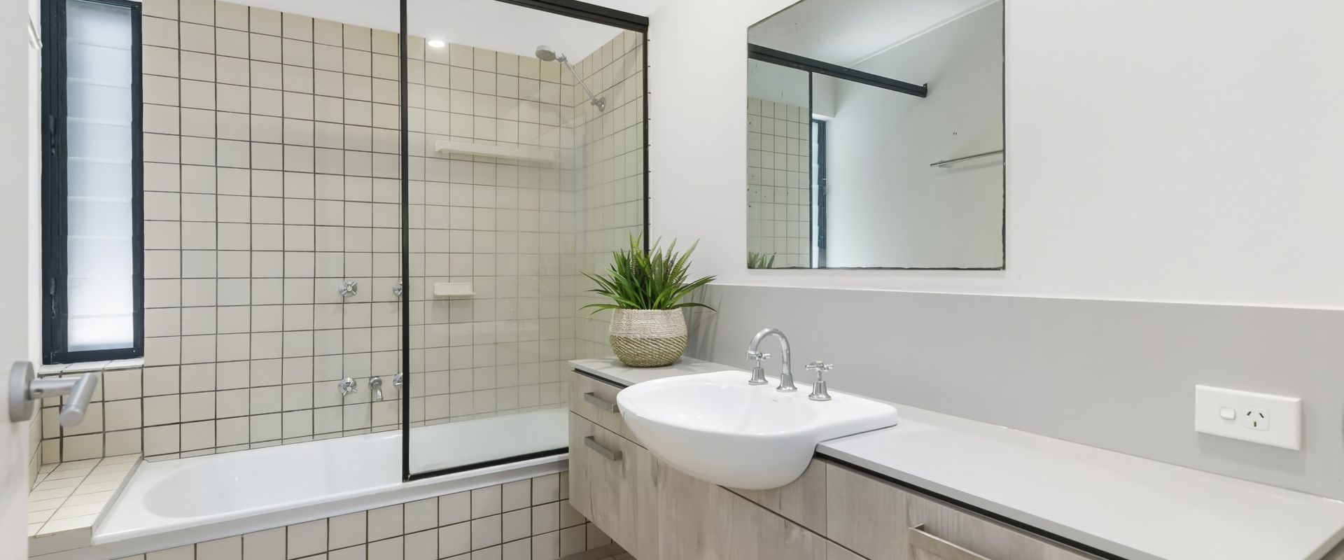 Duke St Convenience at your doorstep! Beach living