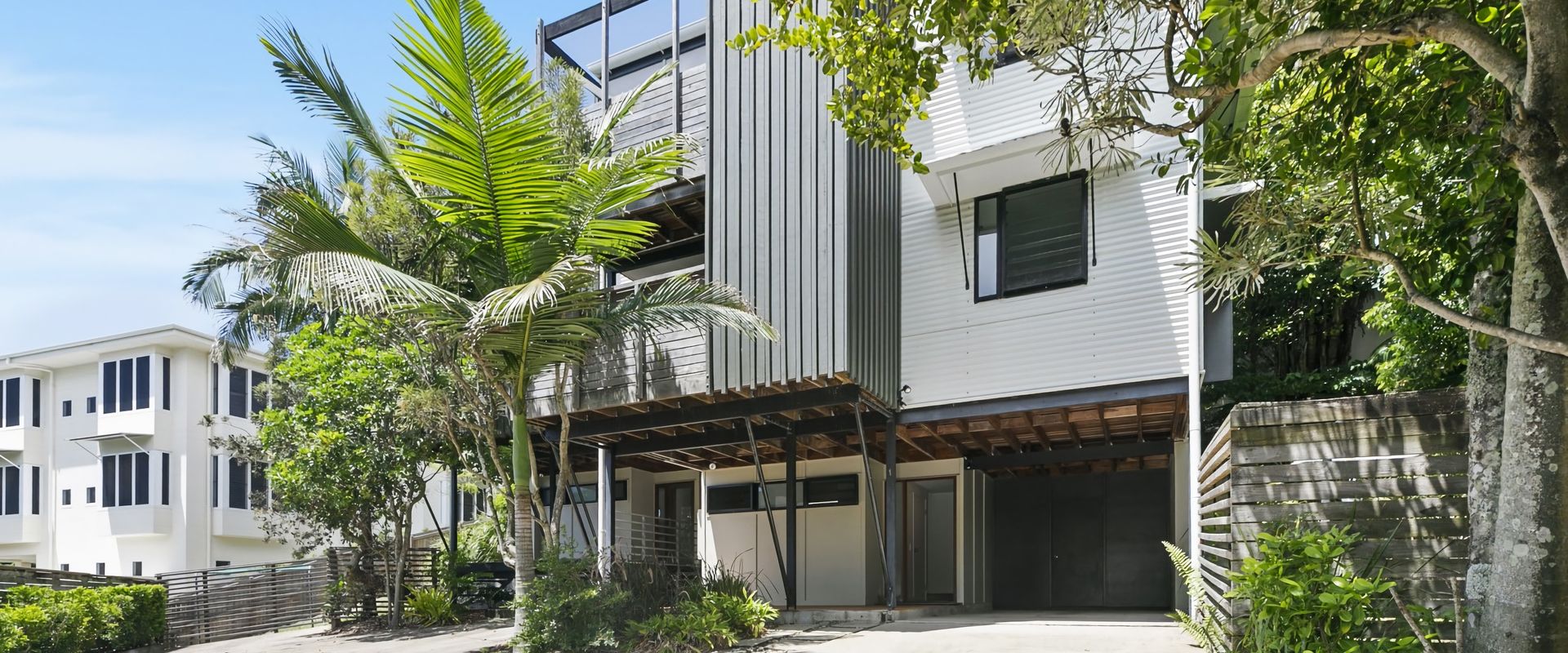 Duke St Convenience at your doorstep! Beach living