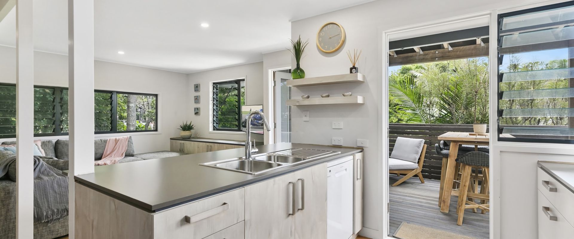 Duke St Convenience at your doorstep! Beach living