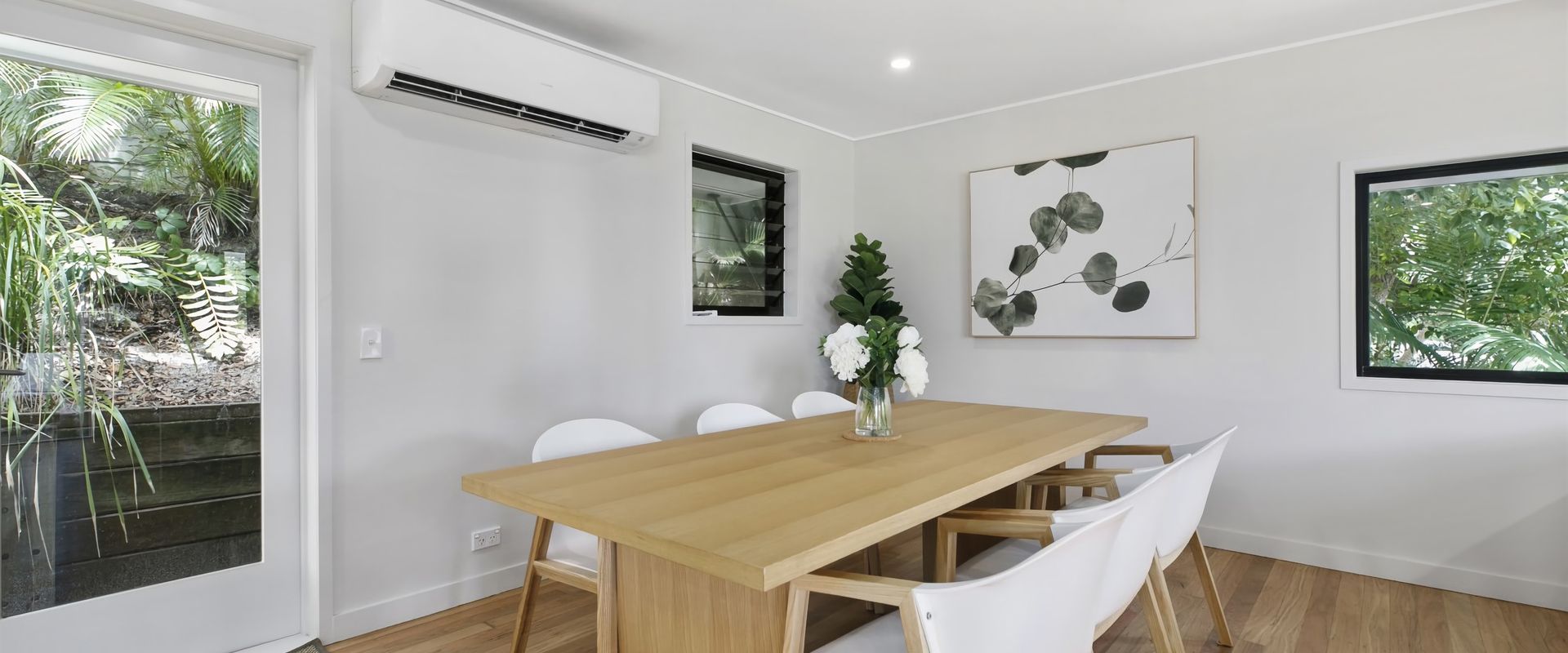 Duke St Convenience at your doorstep! Beach living