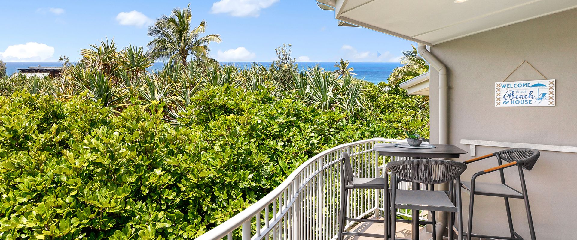 Andari Apartment 2, Sunshine Beach, Beachfront Street and just steps to Surf-club