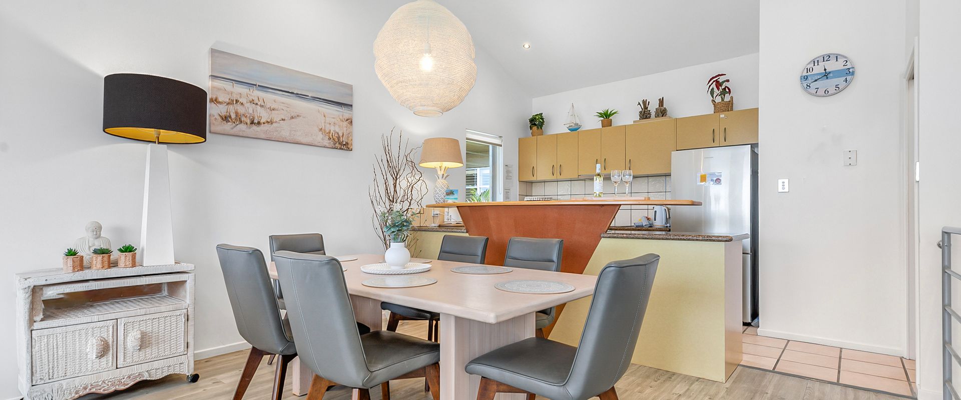 Andari Apartment 2, Sunshine Beach, Beachfront Street and just steps to Surf-club