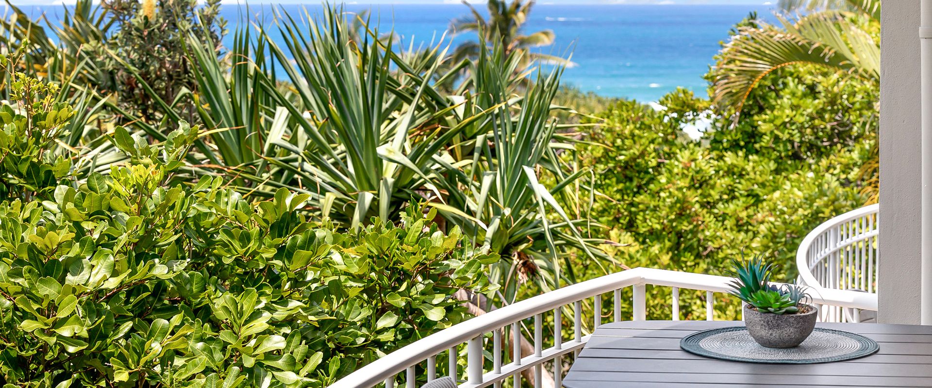 Andari Apartment 2, Sunshine Beach, Beachfront Street and just steps to Surf-club