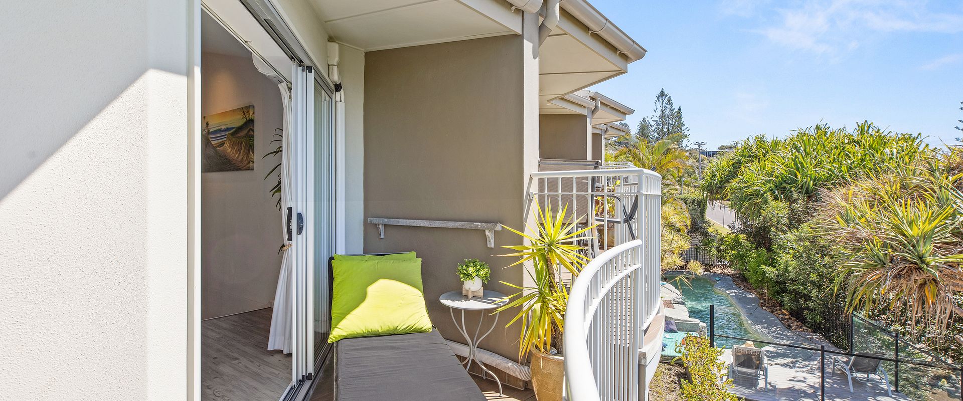 Andari Apartment 2, Sunshine Beach, Beachfront Street and just steps to Surf-club