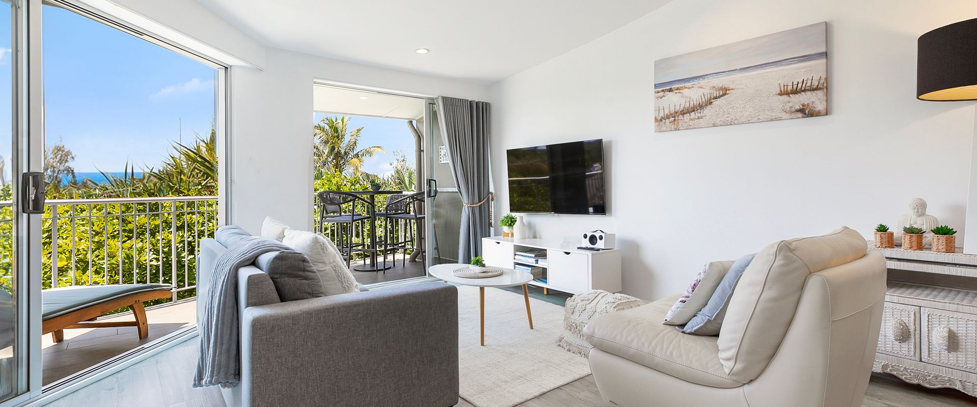Andari Apartment 2, Sunshine Beach, Beachfront Street and just steps to Surf-club