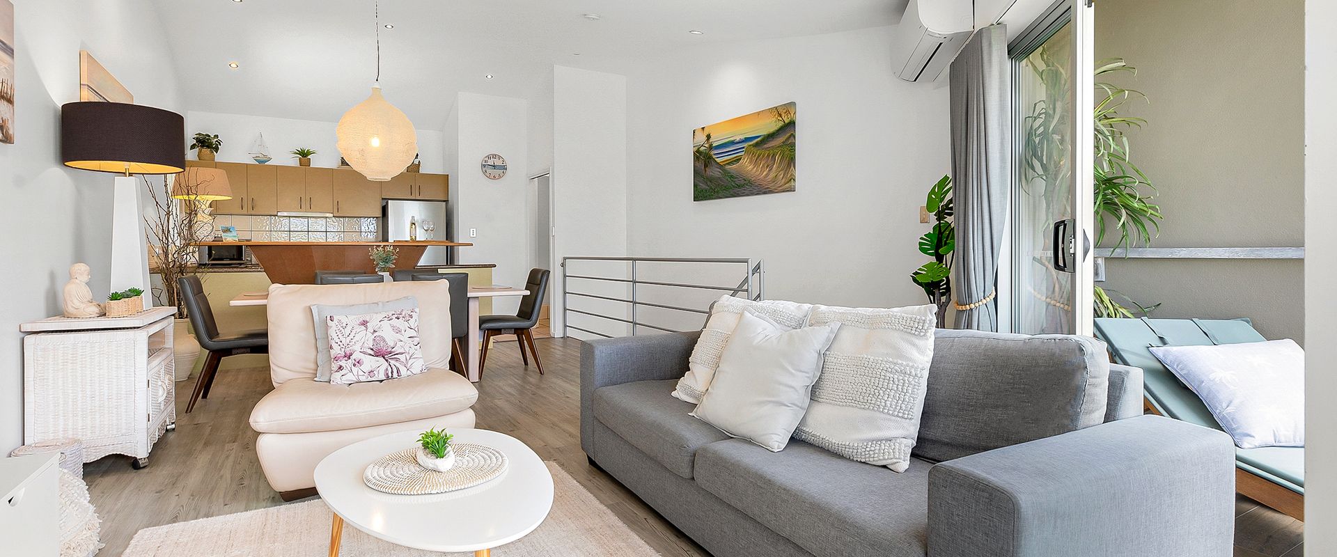 Andari Apartment 2, Sunshine Beach, Beachfront Street and just steps to Surf-club