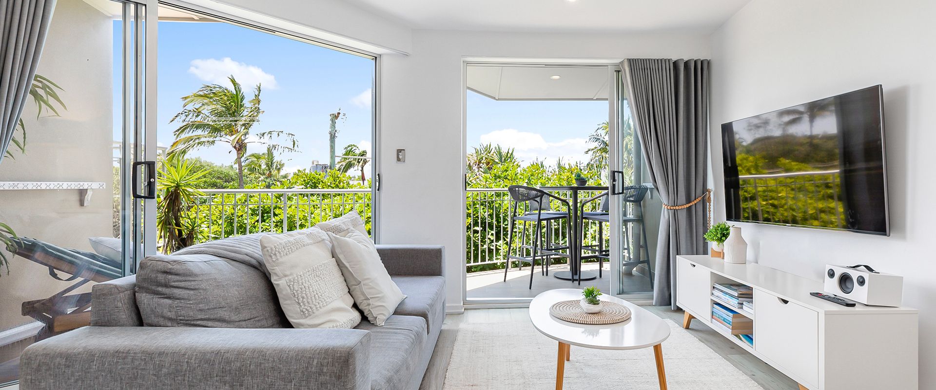 Andari Apartment 2, Sunshine Beach, Beachfront Street and just steps to Surf-club
