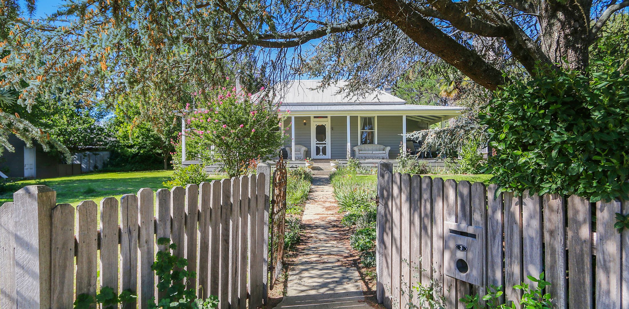 Marianna’s Lakeside Cottage