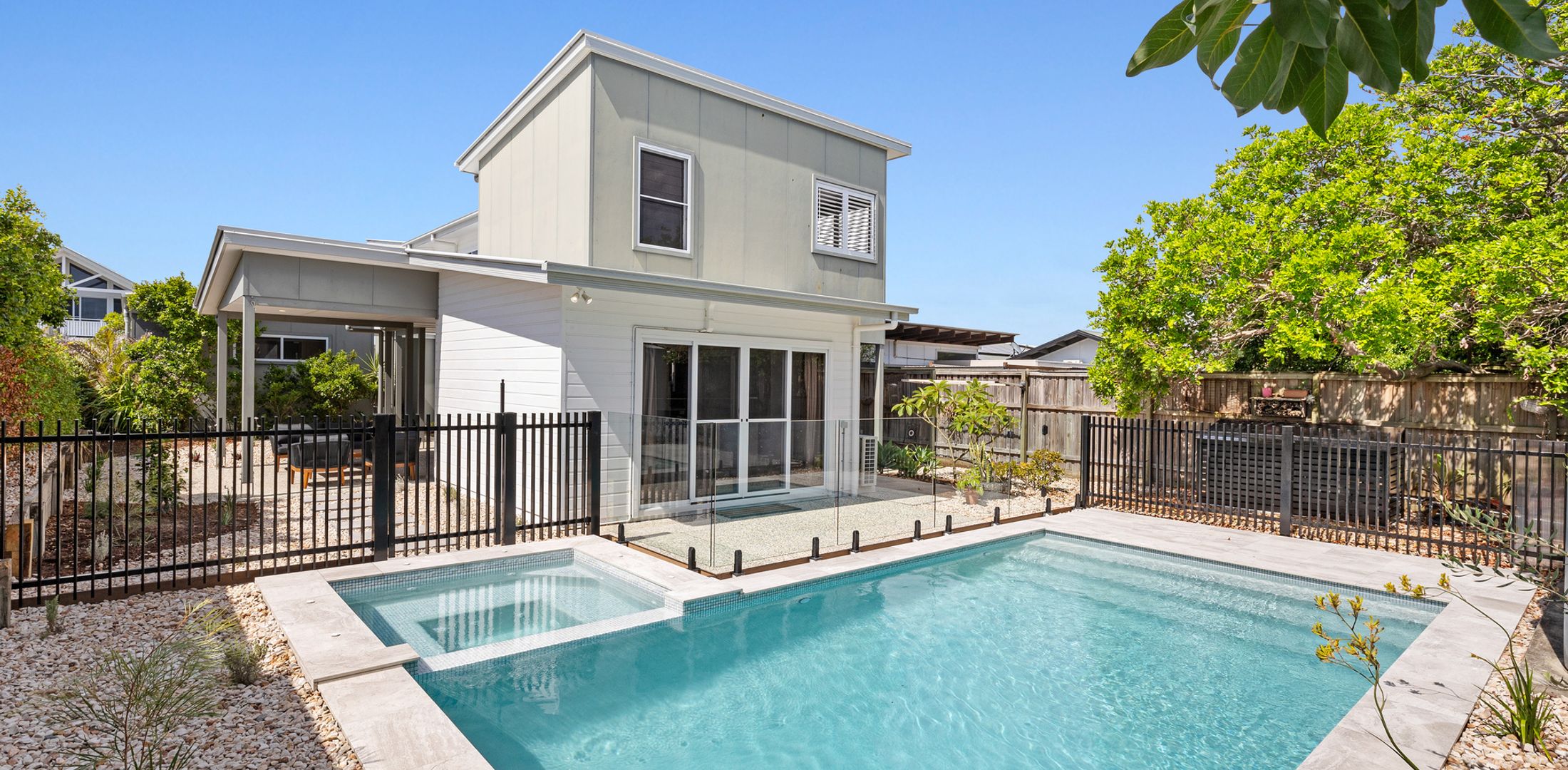 The Beachside Sanctuary -500m from Beach with Pool & Heated Spa