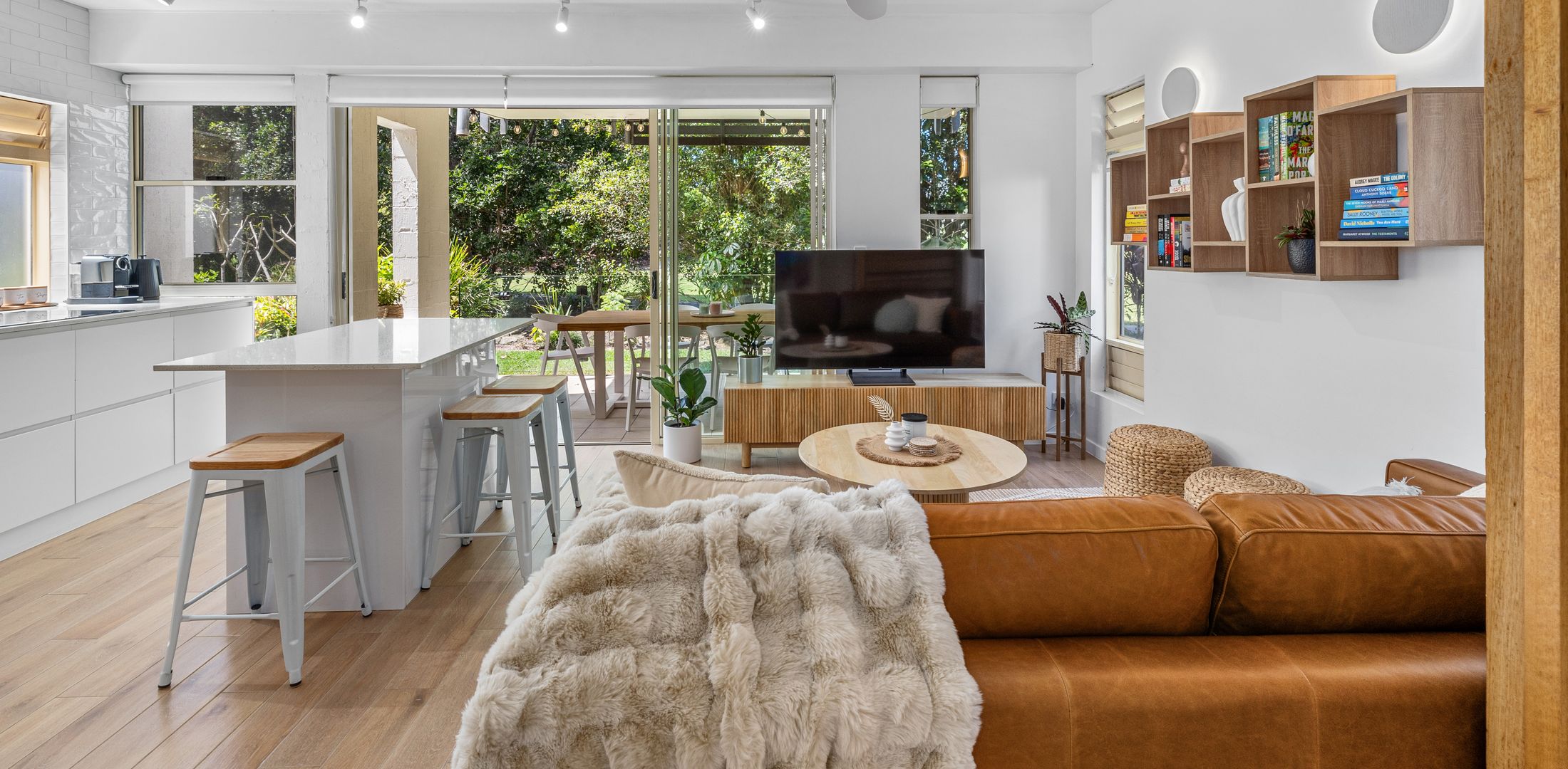 Coastal Chic Apartment – with Pool & Gym!
