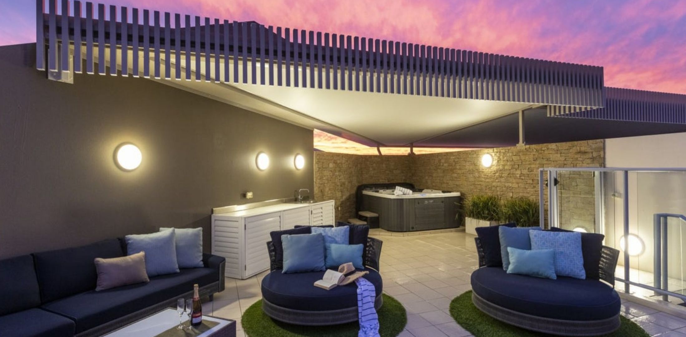 1322 Luxury Beachfront Penthouse with Rooftop Jacuzzi