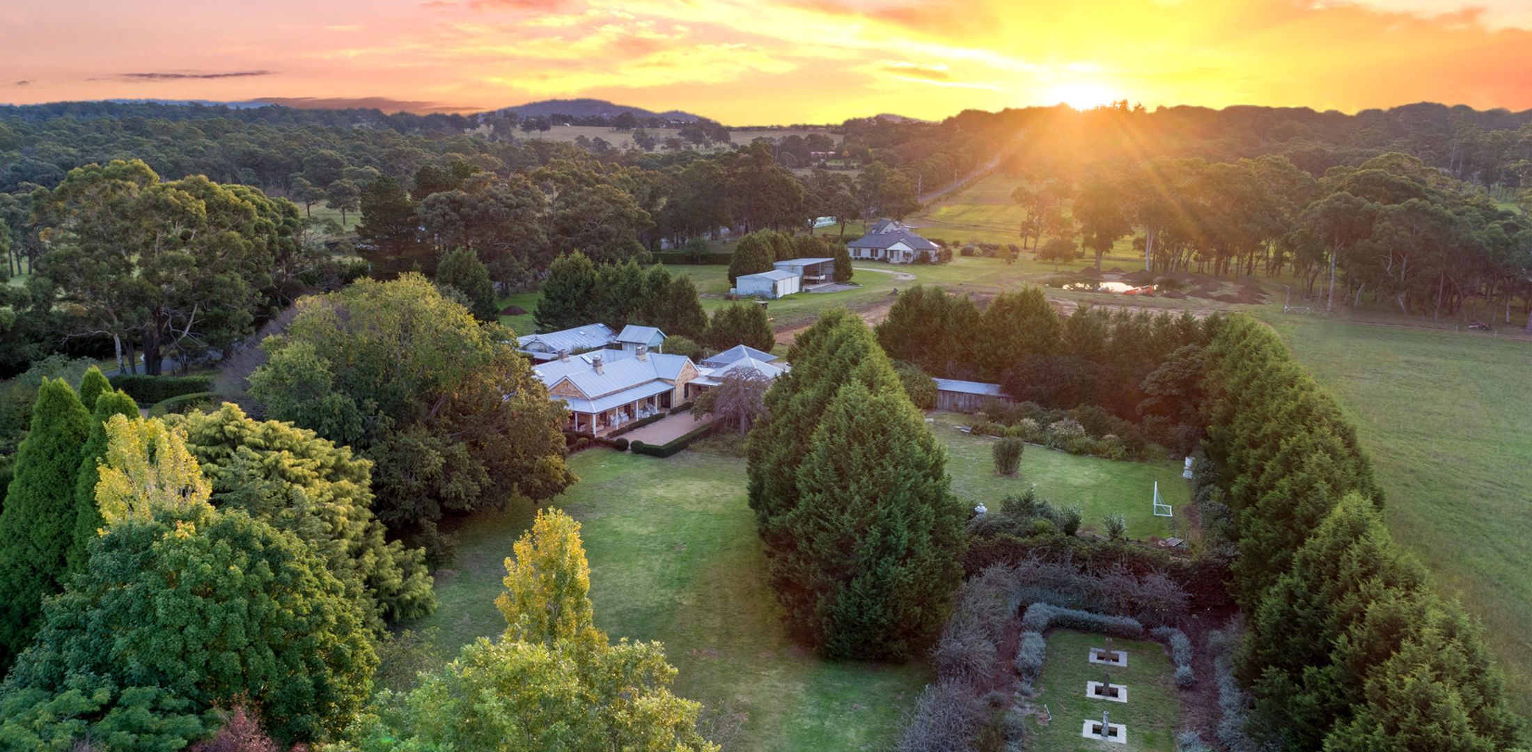 Aylmerton House + Cottage for 14, Southern Highlands