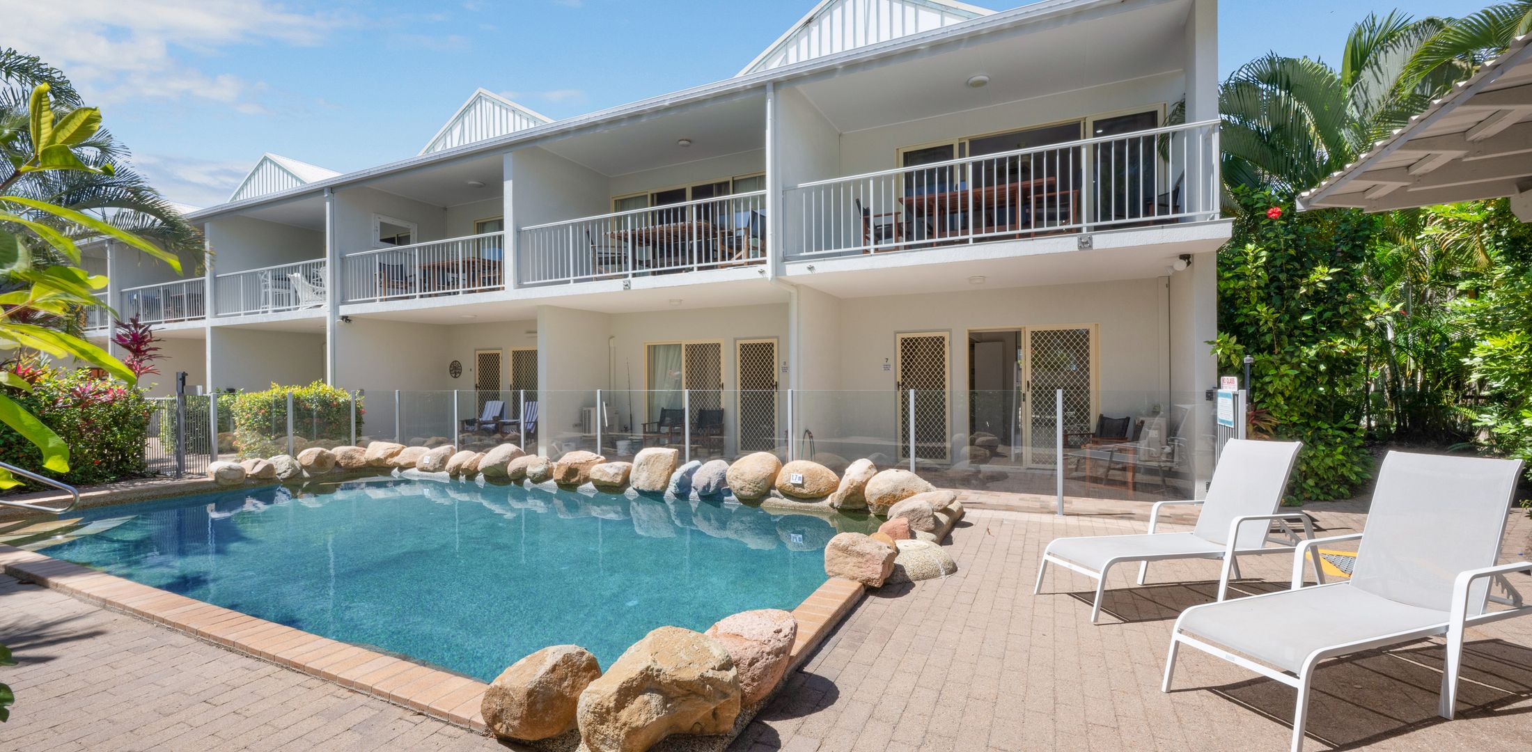 Sails 7 Poolside