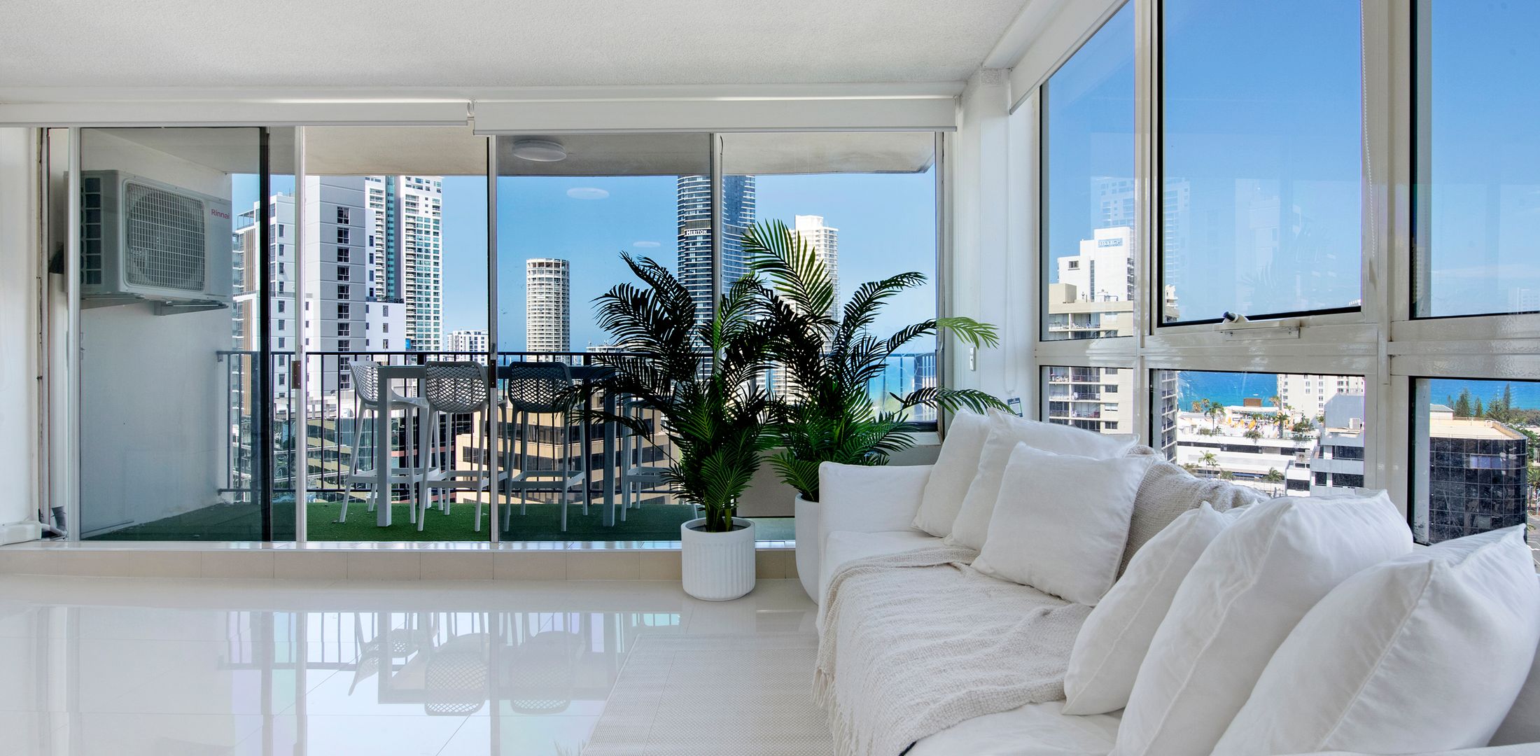 Large Waterfront Apartment in Surfers Paradise